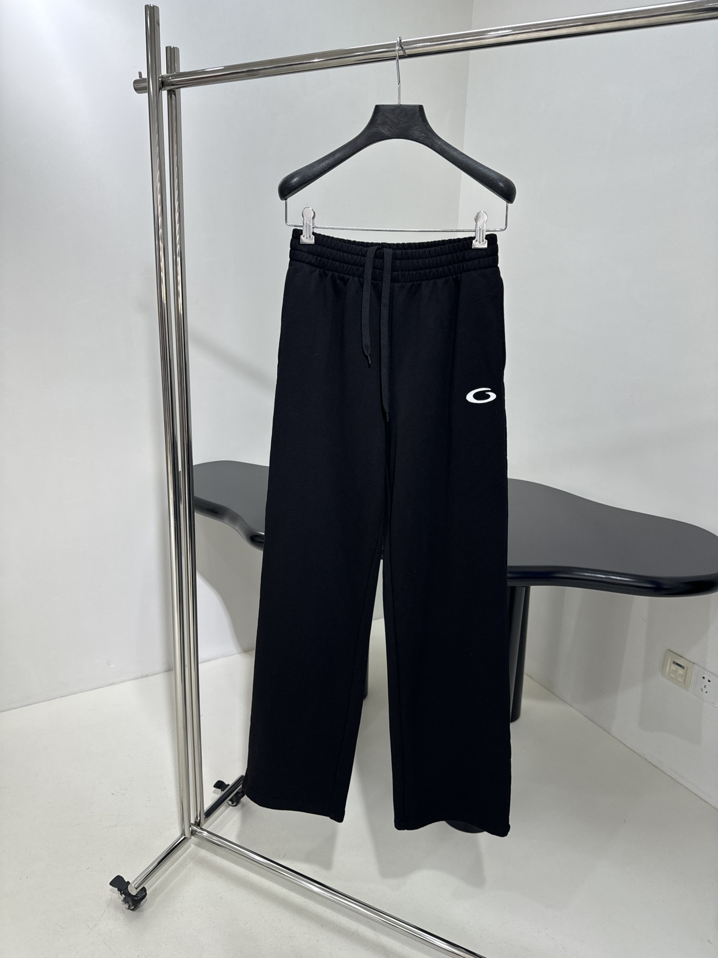 𝐵𝑎𝑙𝑒𝑛𝑐𝑖𝑎𝑔*新品BASKETBALL SERIES - 运动长裤
复古平纹针织面料
正面饰以ba