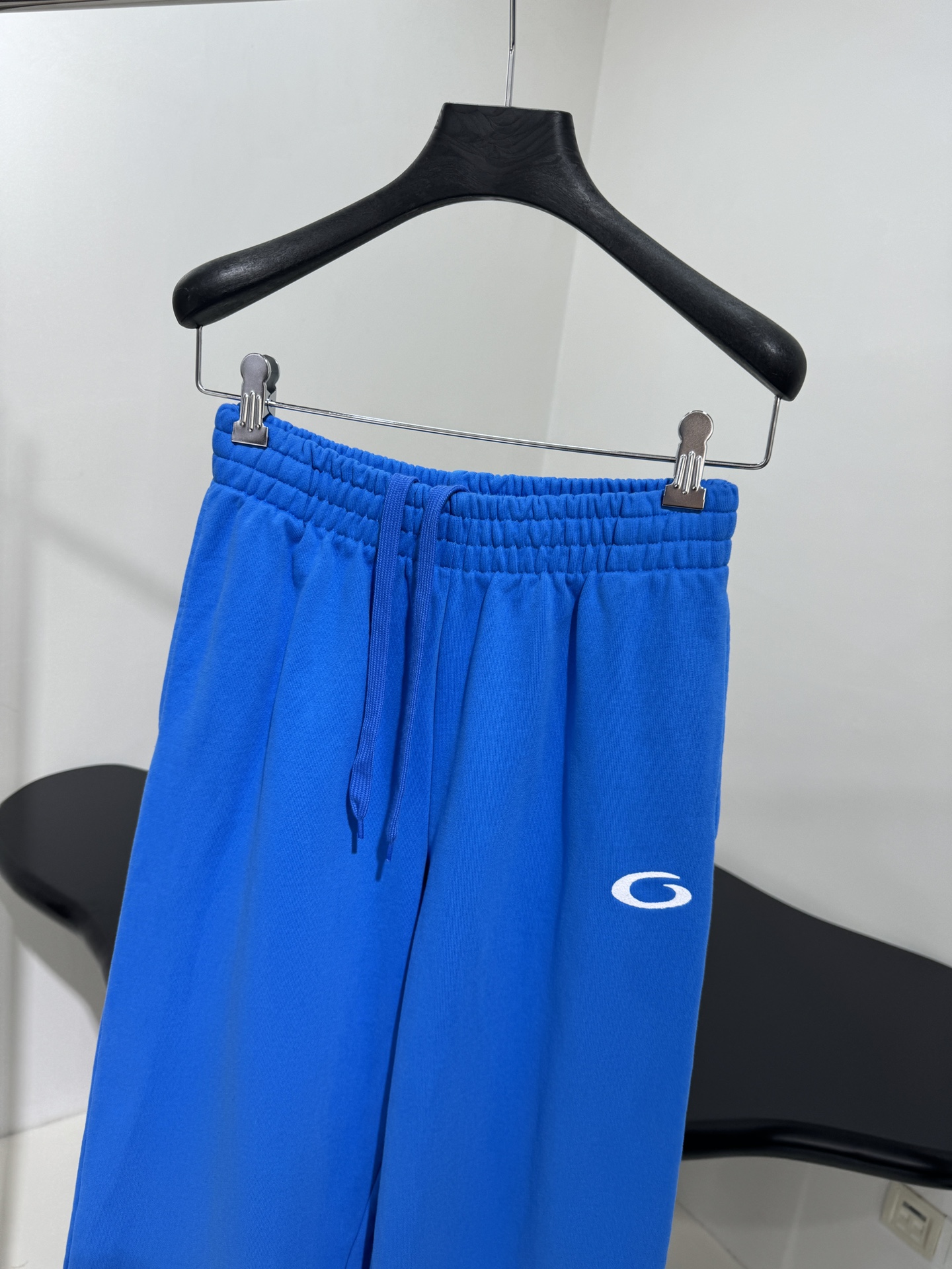𝐵𝑎𝑙𝑒𝑛𝑐𝑖𝑎𝑔*新品BASKETBALL SERIES - 运动长裤
复古平纹针织面料
正面饰以ba