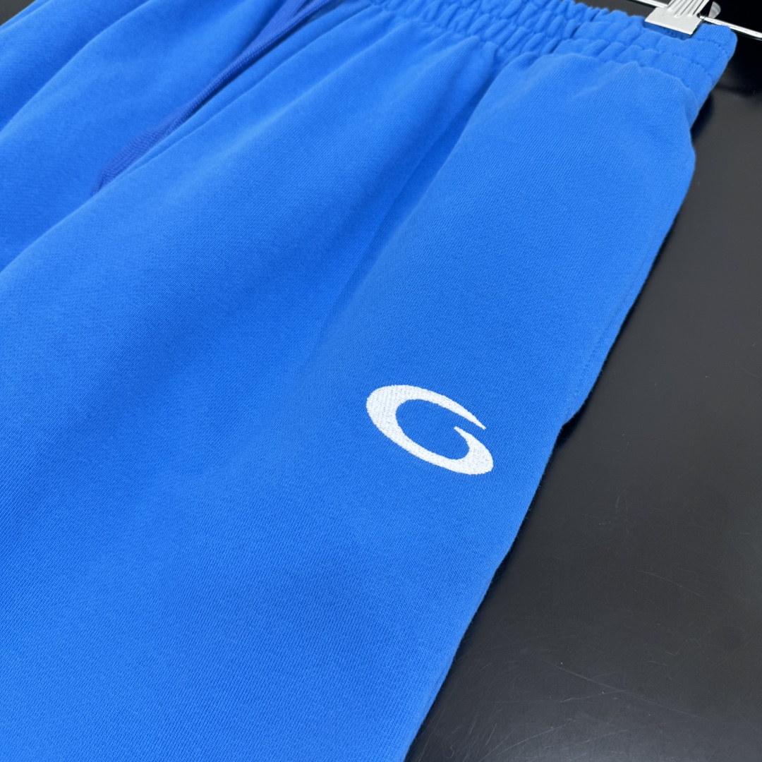 𝐵𝑎𝑙𝑒𝑛𝑐𝑖𝑎𝑔*新品BASKETBALL SERIES - 运动长裤
复古平纹针织面料
正面饰以ba
