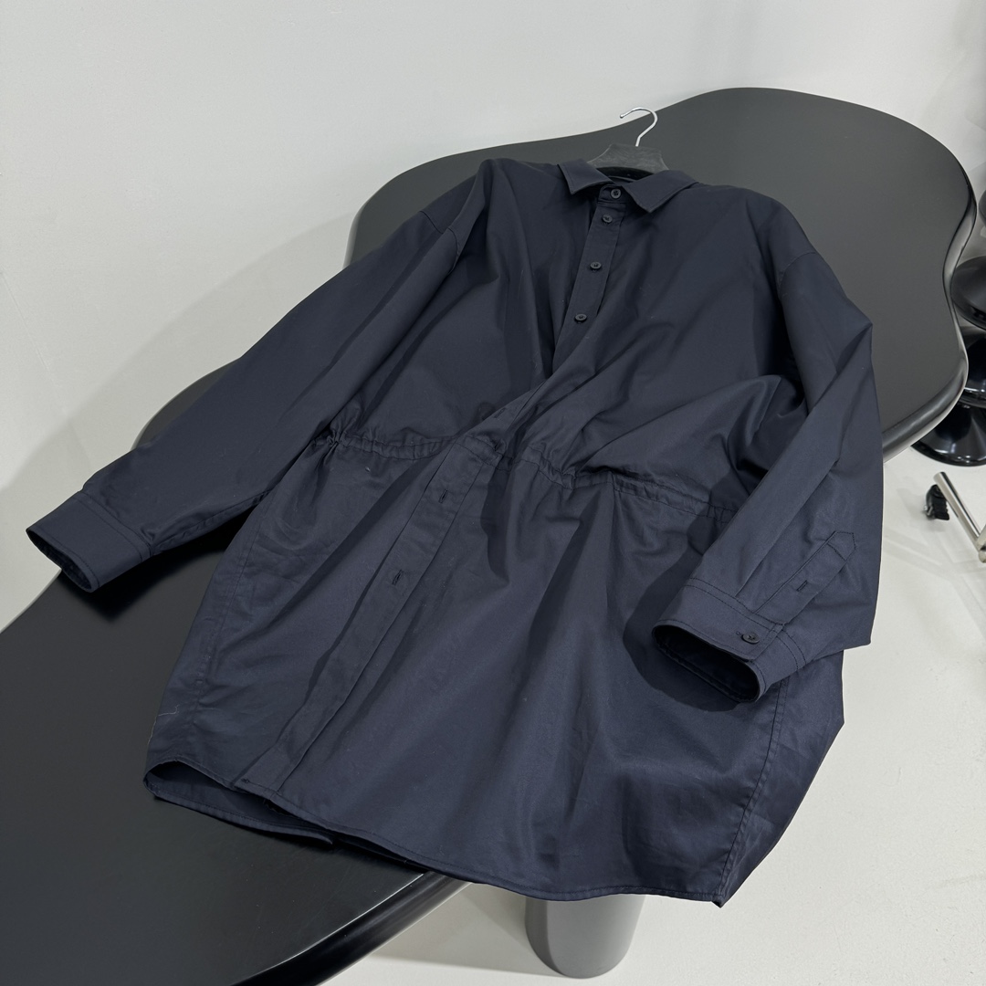 𝐵𝑎𝑙𝑒𝑛𝑐𝑖𝑎𝑔*新品衬衫迷你连衣裙
褪色蓝色水洗透薄府绸衬衫迷你连衣裙
水洗透薄府绸面料
膝盖上方长