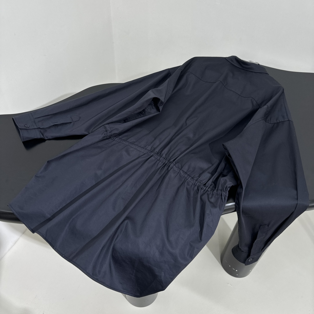 𝐵𝑎𝑙𝑒𝑛𝑐𝑖𝑎𝑔*新品衬衫迷你连衣裙
褪色蓝色水洗透薄府绸衬衫迷你连衣裙
水洗透薄府绸面料
膝盖上方长