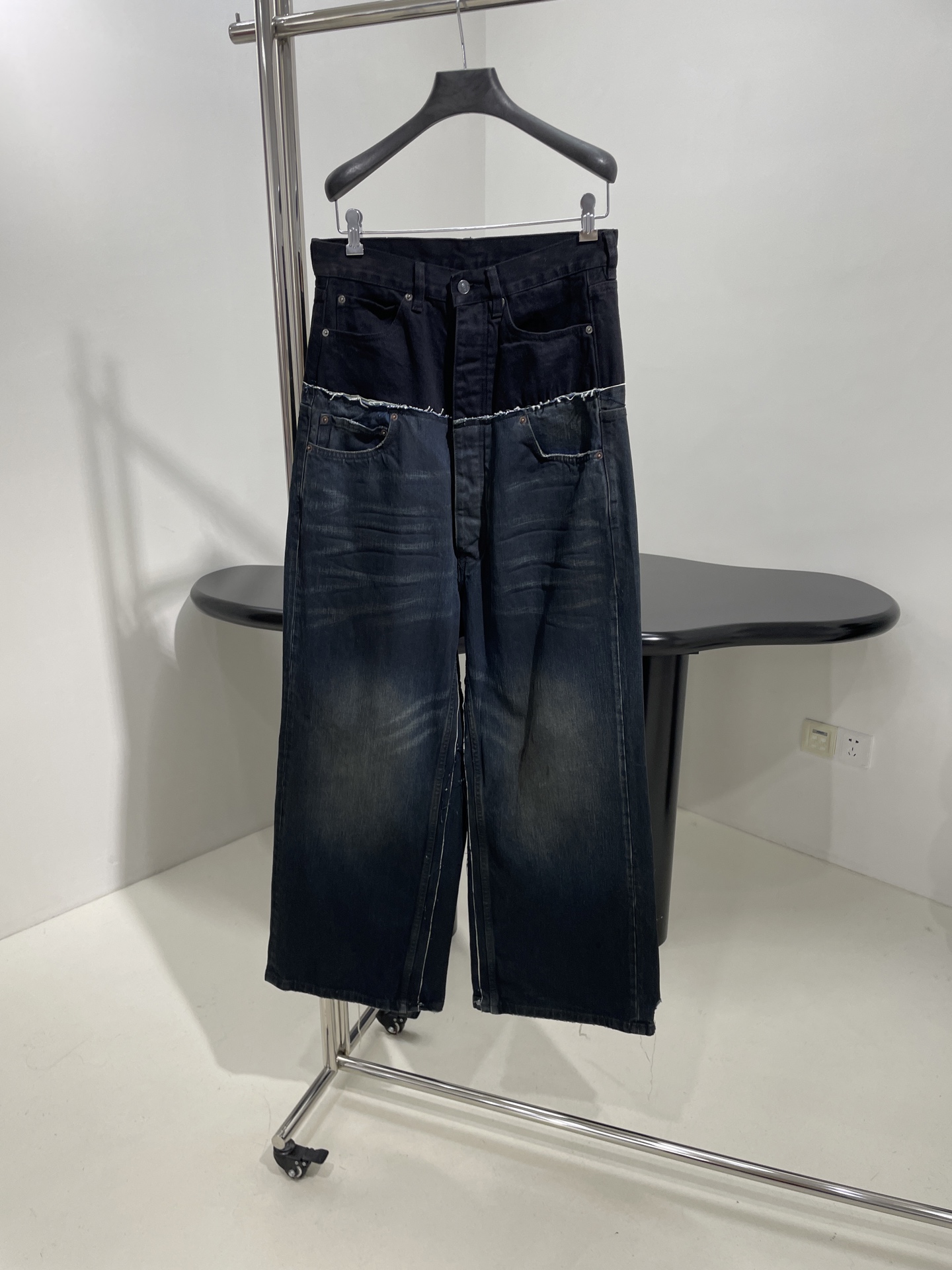 𝐵𝑎𝑙𝑒𝑛𝑐𝑖𝑎𝑔*25新品LAYERED拼接牛仔裤
进口土耳其洗水牛仔布
大廓形版型中腰剪裁
错视2条