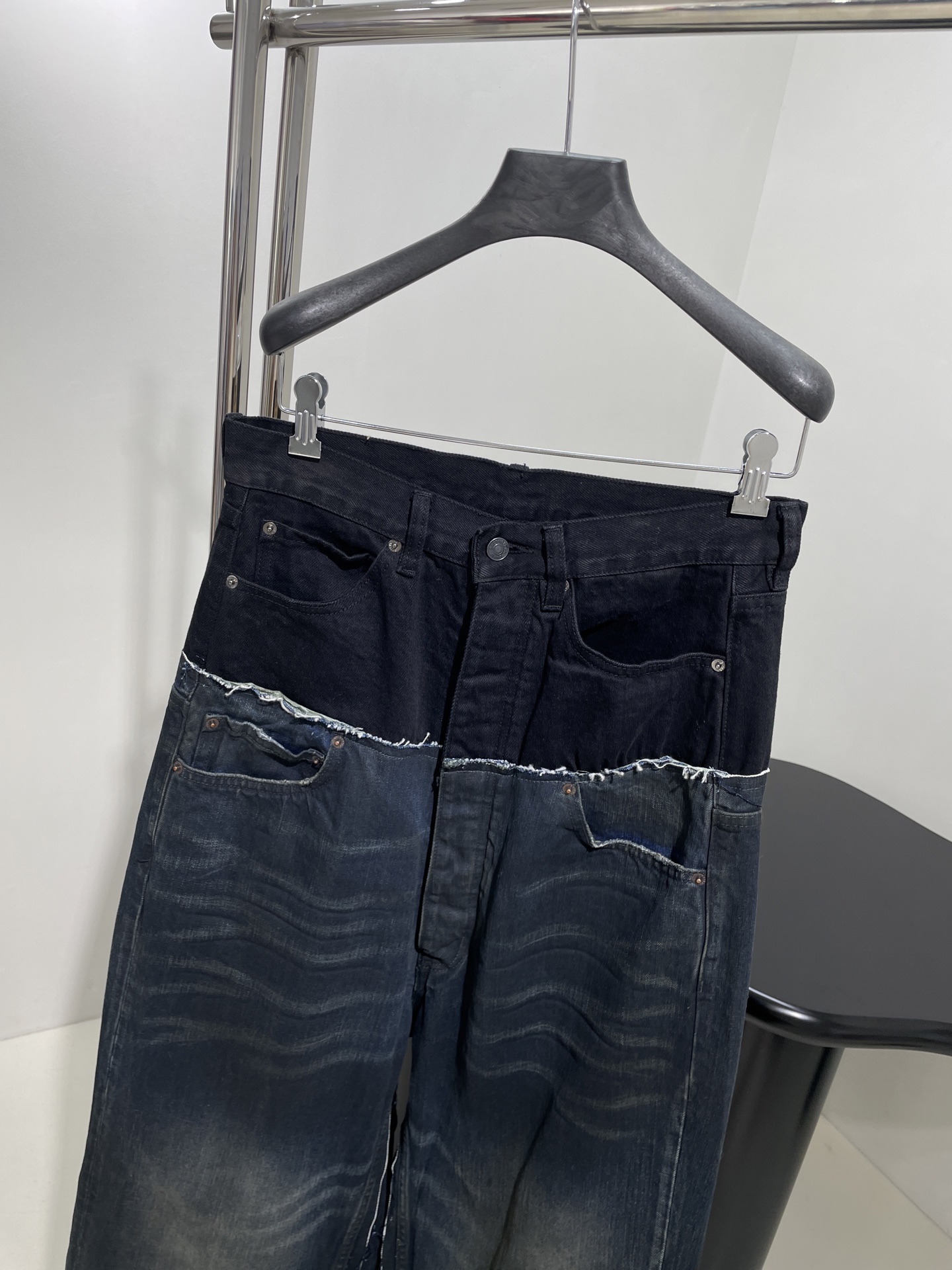 𝐵𝑎𝑙𝑒𝑛𝑐𝑖𝑎𝑔*25新品LAYERED拼接牛仔裤
进口土耳其洗水牛仔布
大廓形版型中腰剪裁
错视2条