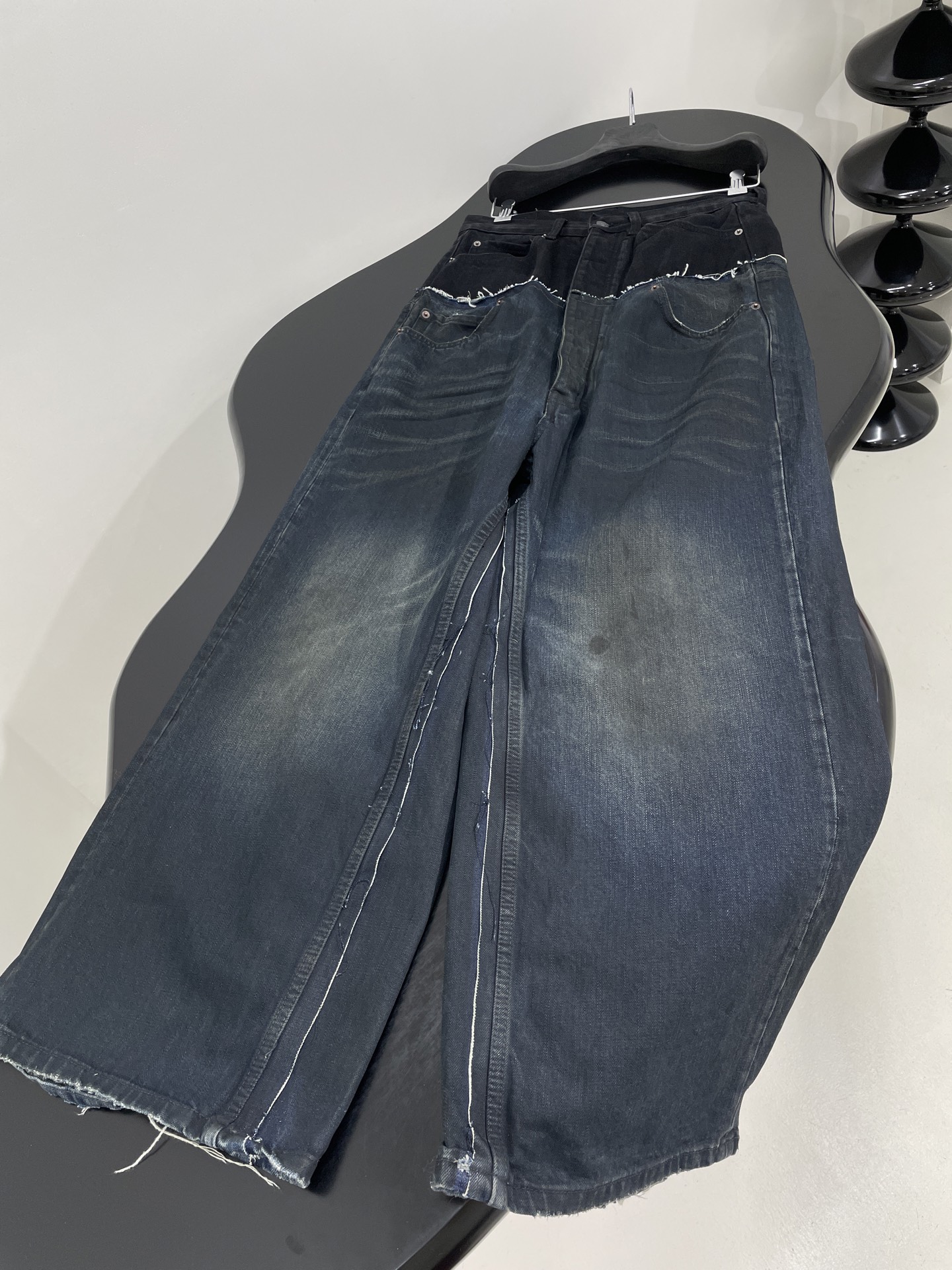 𝐵𝑎𝑙𝑒𝑛𝑐𝑖𝑎𝑔*25新品LAYERED拼接牛仔裤
进口土耳其洗水牛仔布
大廓形版型中腰剪裁
错视2条