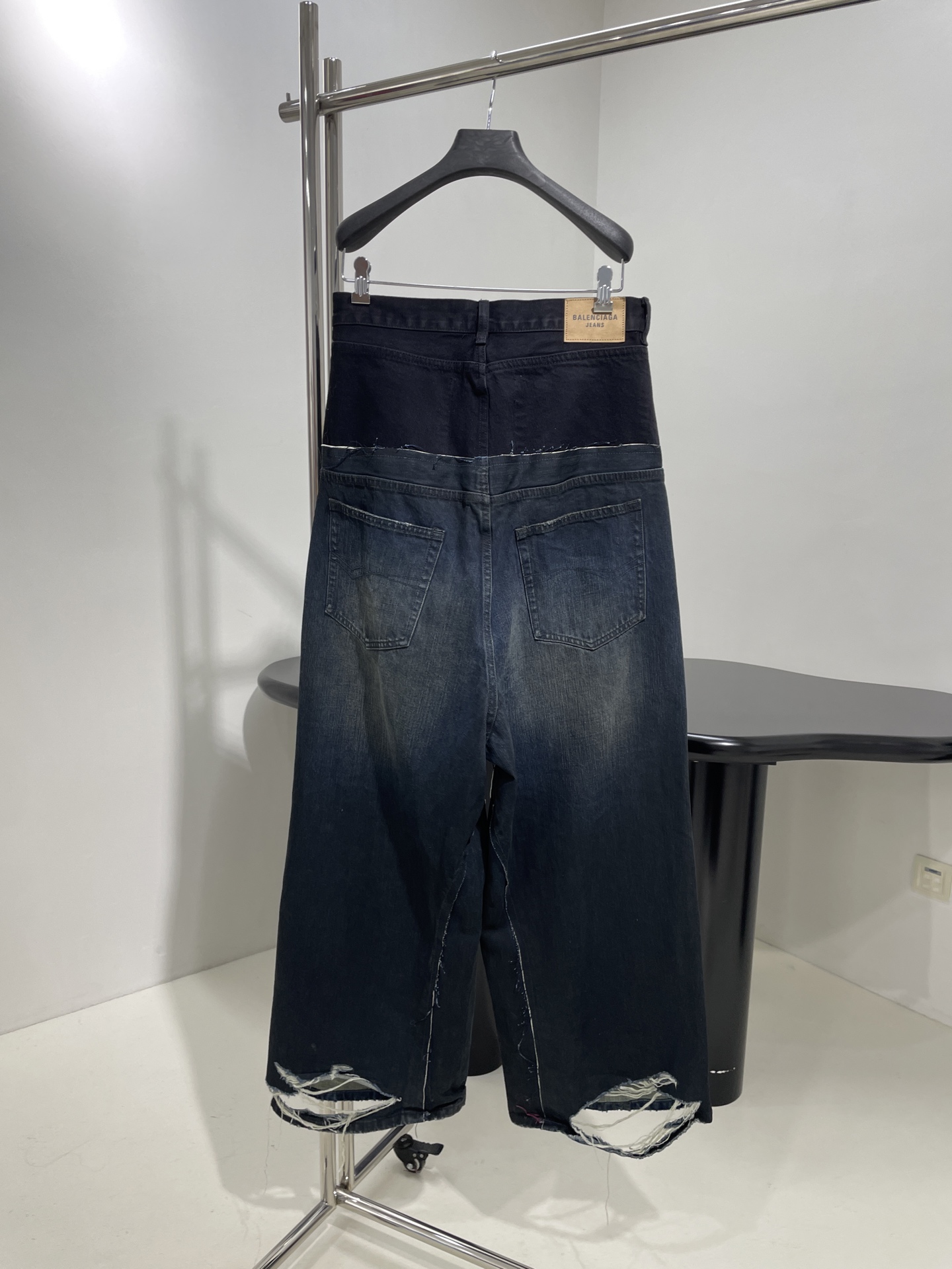 𝐵𝑎𝑙𝑒𝑛𝑐𝑖𝑎𝑔*25新品LAYERED拼接牛仔裤
进口土耳其洗水牛仔布
大廓形版型中腰剪裁
错视2条