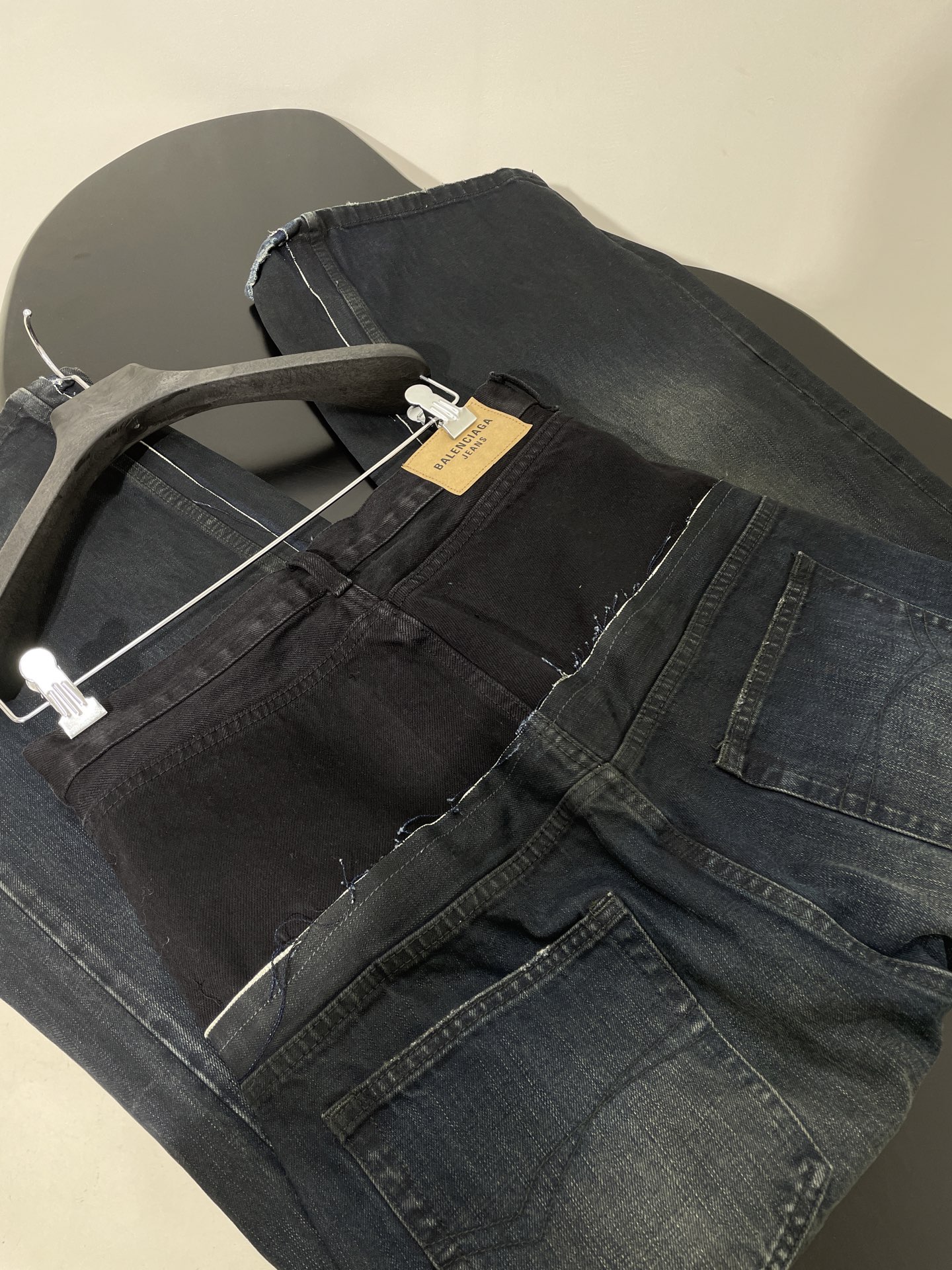 𝐵𝑎𝑙𝑒𝑛𝑐𝑖𝑎𝑔*25新品LAYERED拼接牛仔裤
进口土耳其洗水牛仔布
大廓形版型中腰剪裁
错视2条