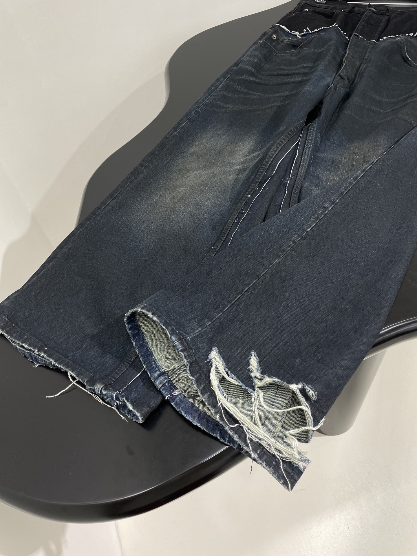 𝐵𝑎𝑙𝑒𝑛𝑐𝑖𝑎𝑔*25新品LAYERED拼接牛仔裤
进口土耳其洗水牛仔布
大廓形版型中腰剪裁
错视2条