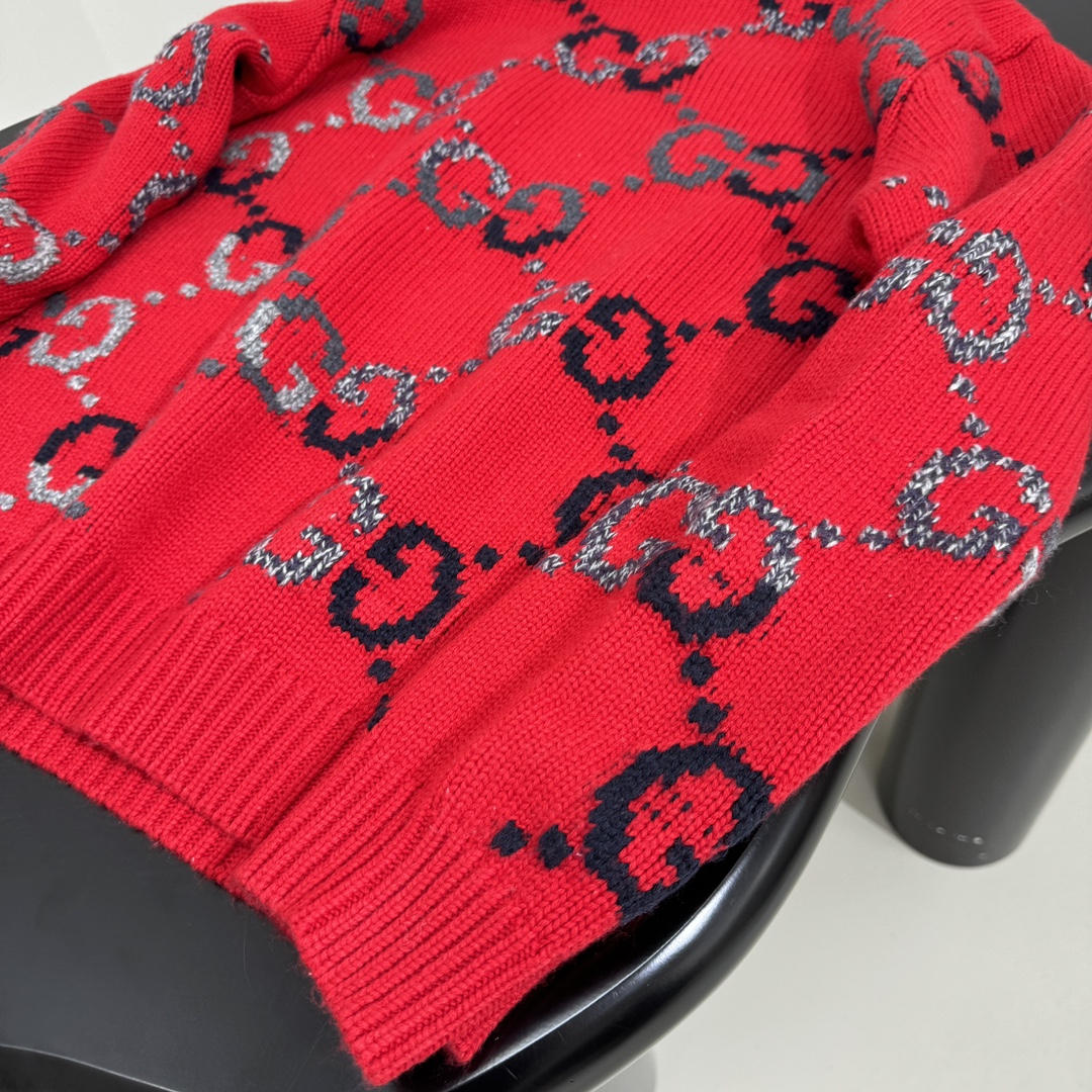 𝐺𝑢𝑐𝑐*25早春新品GG羊毛刺绣套头衫
海军蓝和蓝色渐变羊毛提花面料
通体饰GG渐变提花刺绣
罗纹弹力