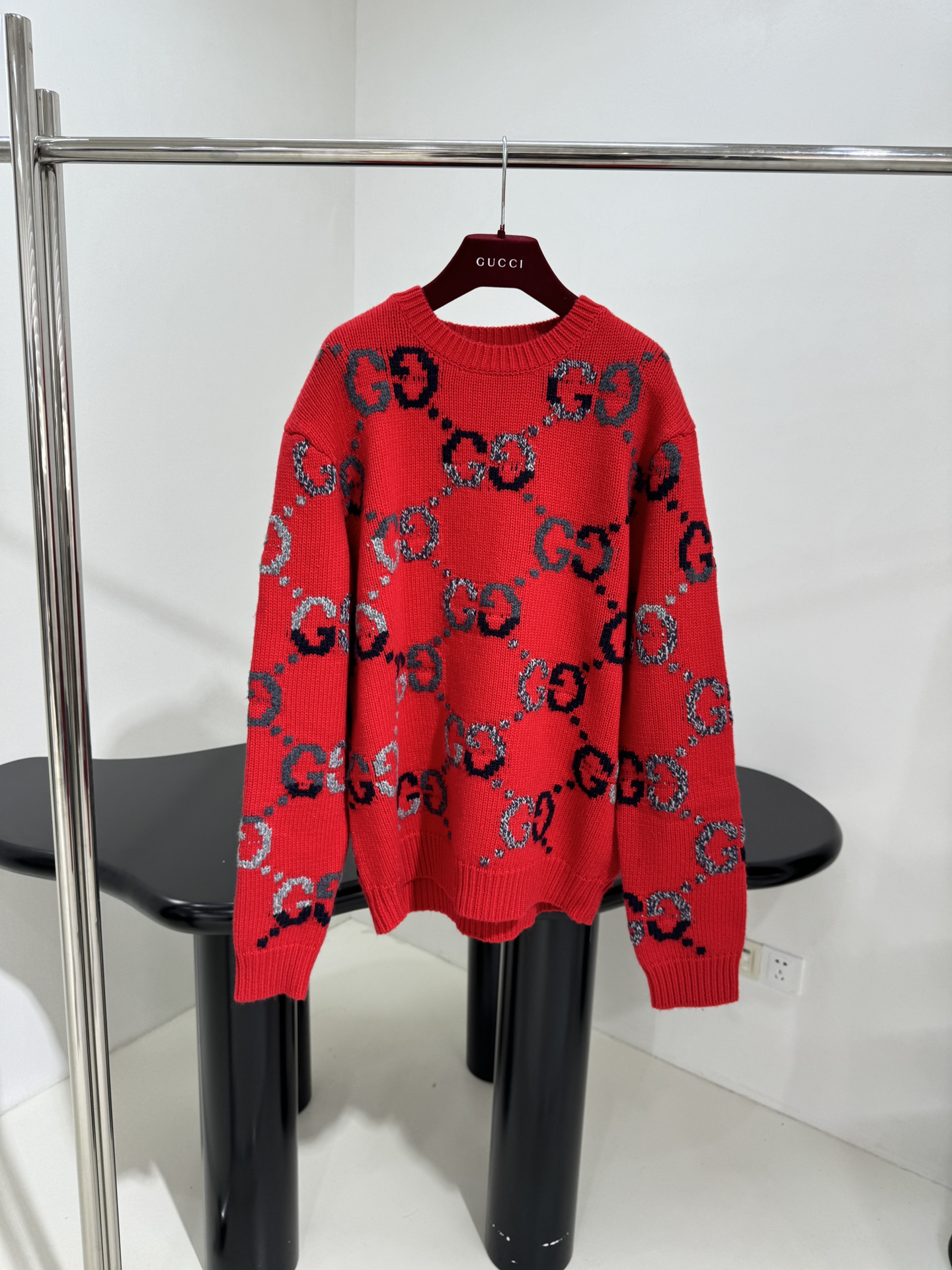 𝐺𝑢𝑐𝑐*25早春新品GG羊毛刺绣套头衫
海军蓝和蓝色渐变羊毛提花面料
通体饰GG渐变提花刺绣
罗纹弹力