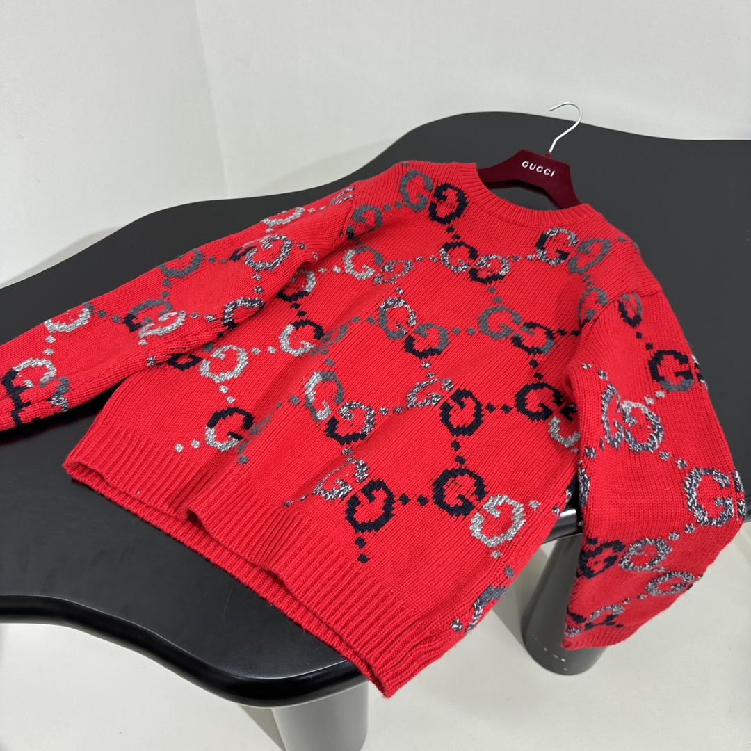 𝐺𝑢𝑐𝑐*25早春新品GG羊毛刺绣套头衫
海军蓝和蓝色渐变羊毛提花面料
通体饰GG渐变提花刺绣
罗纹弹力