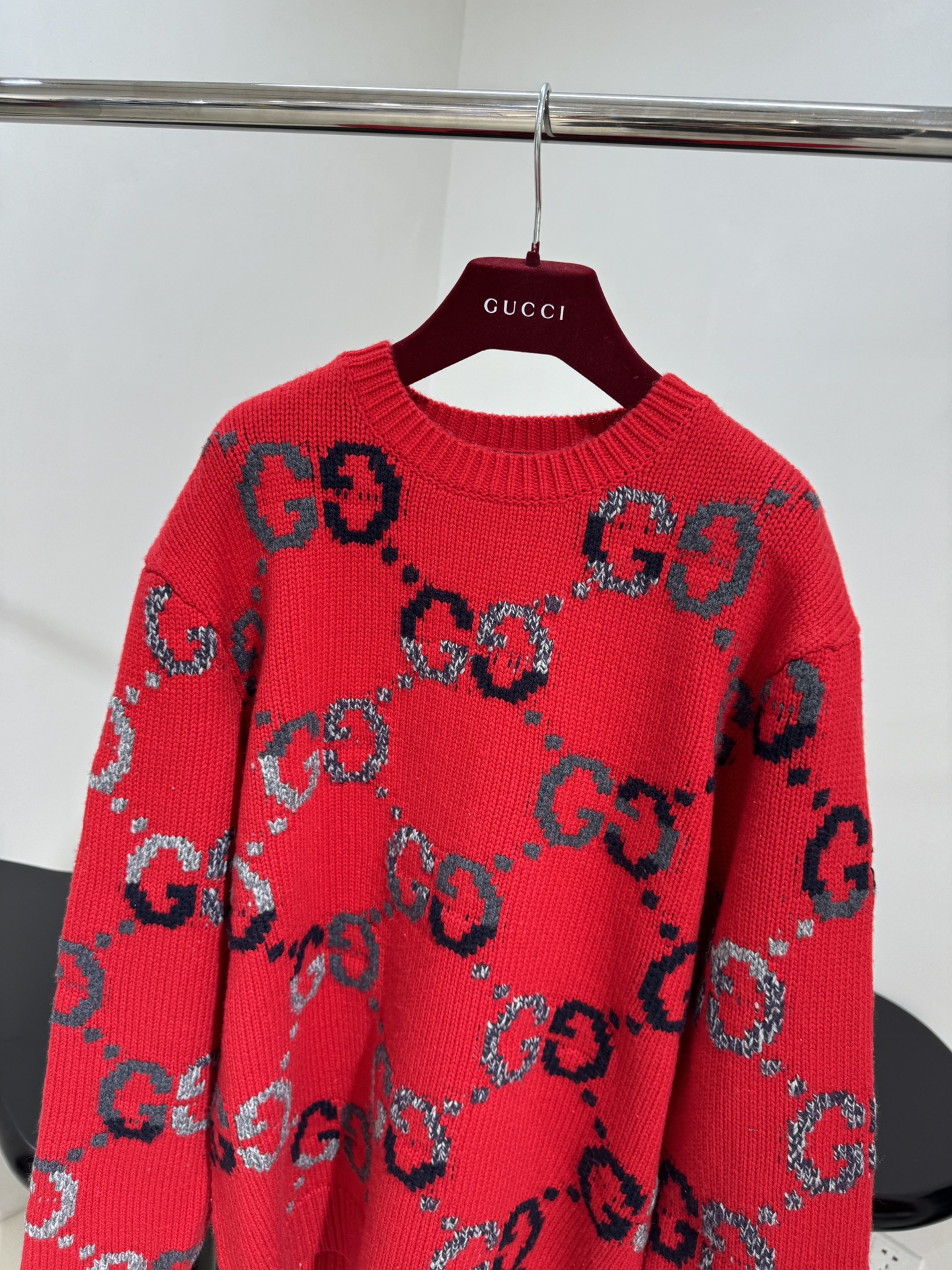 𝐺𝑢𝑐𝑐*25早春新品GG羊毛刺绣套头衫
海军蓝和蓝色渐变羊毛提花面料
通体饰GG渐变提花刺绣
罗纹弹力