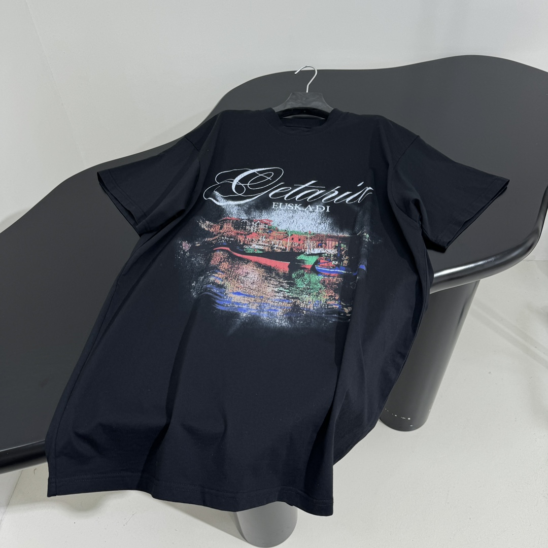 𝐵𝑎𝑙𝑒𝑛𝑐𝑖𝑎𝑔*早春新品GETARIAT大廓形印花T恤
水洗黑色圆筒平纹针织面料
正面饰以Getar
