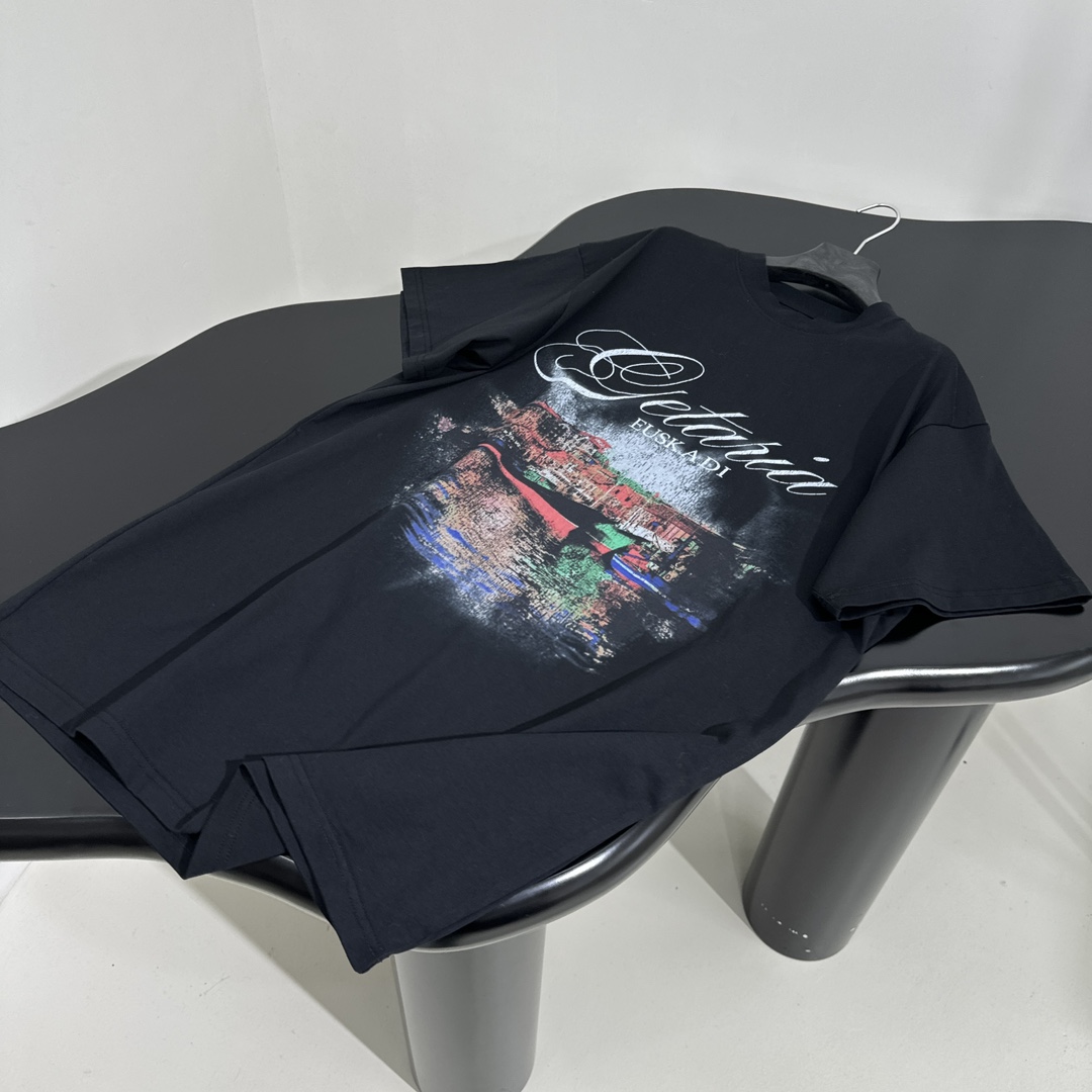 𝐵𝑎𝑙𝑒𝑛𝑐𝑖𝑎𝑔*早春新品GETARIAT大廓形印花T恤
水洗黑色圆筒平纹针织面料
正面饰以Getar