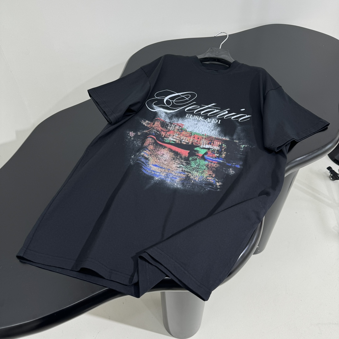 𝐵𝑎𝑙𝑒𝑛𝑐𝑖𝑎𝑔*早春新品GETARIAT大廓形印花T恤
水洗黑色圆筒平纹针织面料
正面饰以Getar