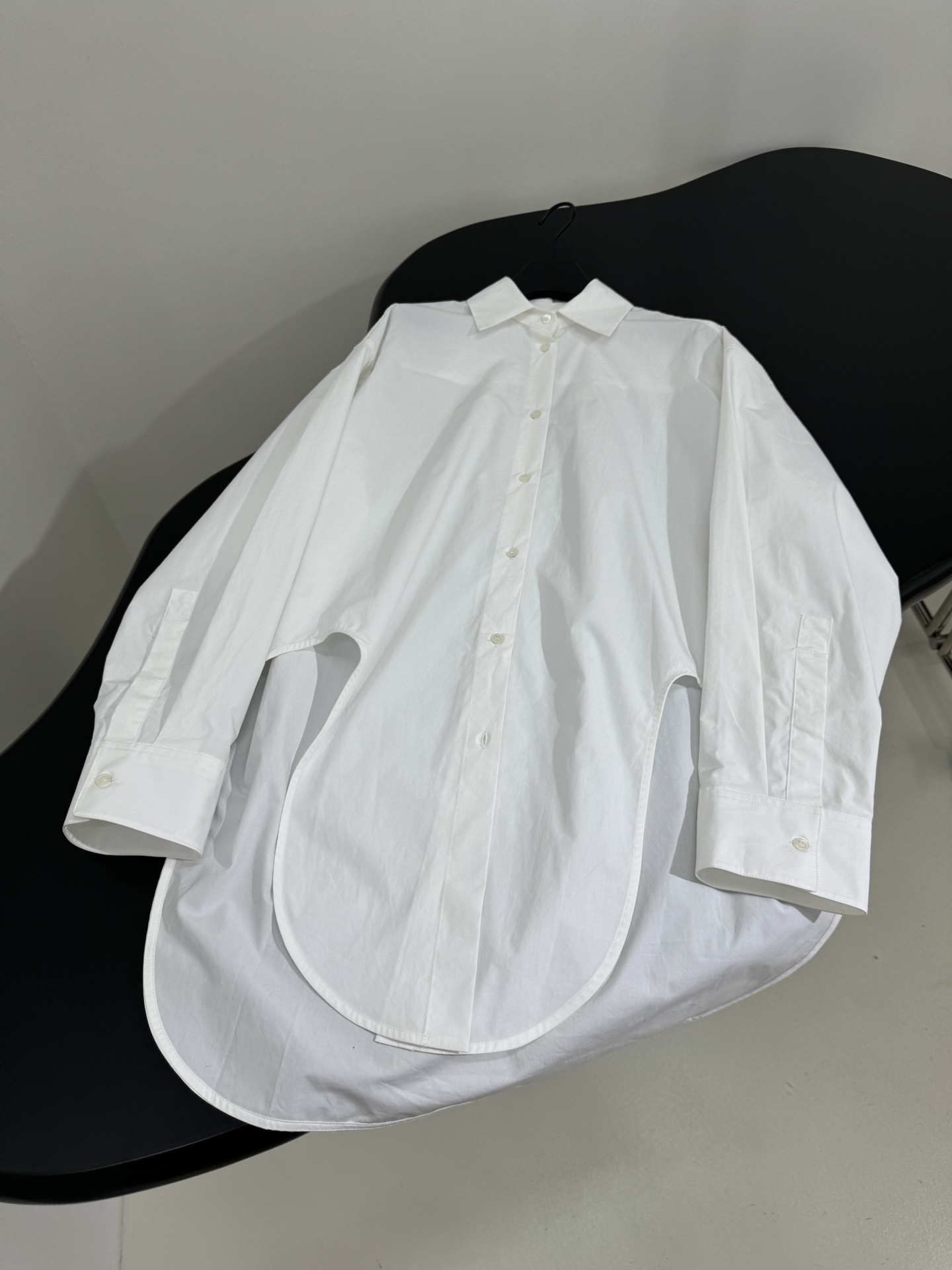 𝐿𝑜𝑒𝑤* 新品长款棉质衬衫
采用轻质柔软棉质府绸面料
背面饰有品牌标识徽标刺绣
曲线弧形下摆
正面纽扣