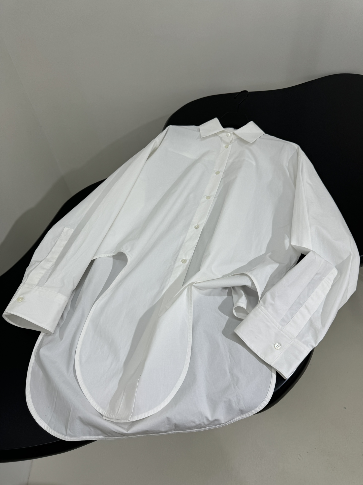 𝐿𝑜𝑒𝑤* 新品长款棉质衬衫
采用轻质柔软棉质府绸面料
背面饰有品牌标识徽标刺绣
曲线弧形下摆
正面纽扣
