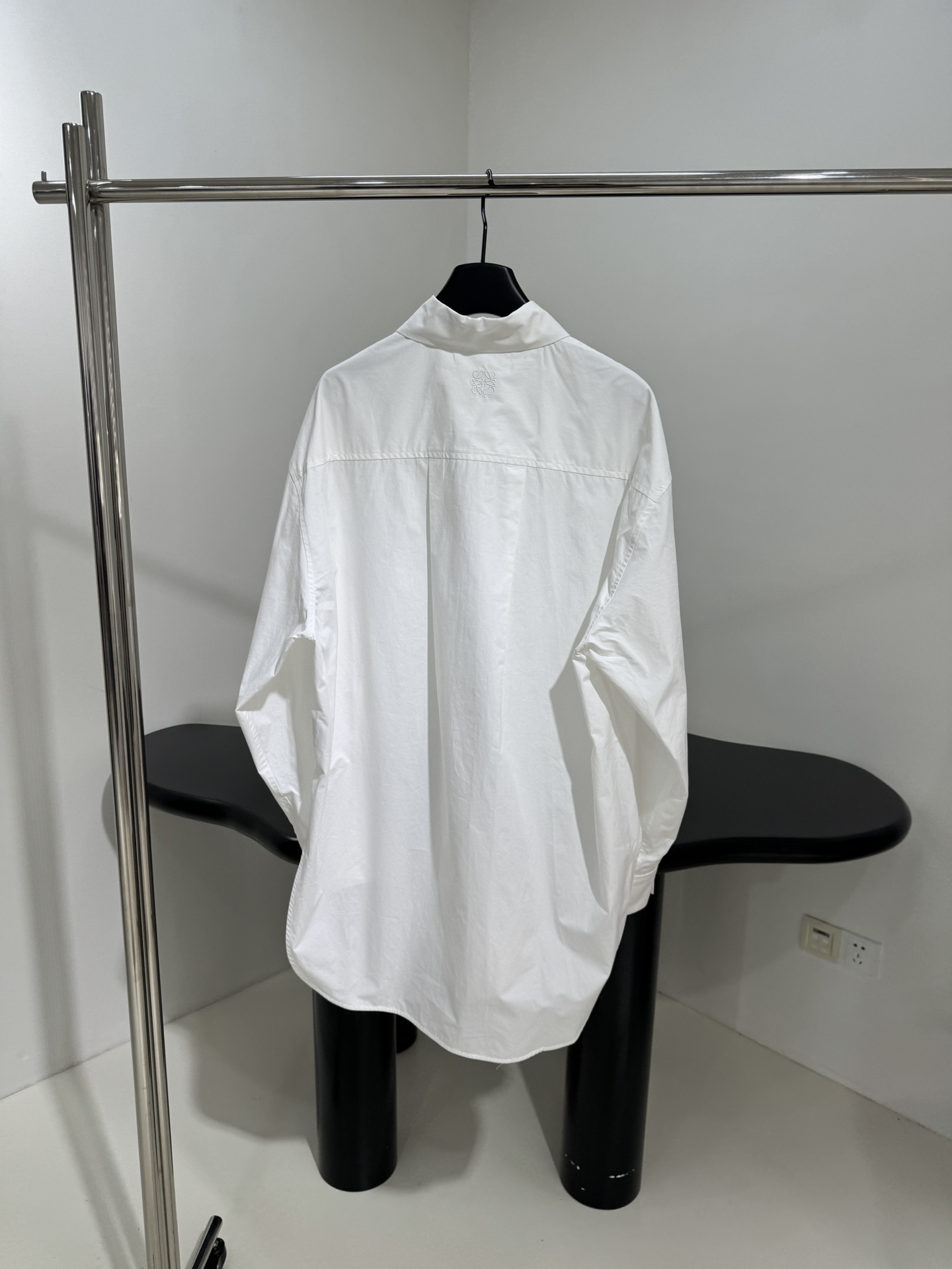 𝐿𝑜𝑒𝑤* 新品长款棉质衬衫
采用轻质柔软棉质府绸面料
背面饰有品牌标识徽标刺绣
曲线弧形下摆
正面纽扣
