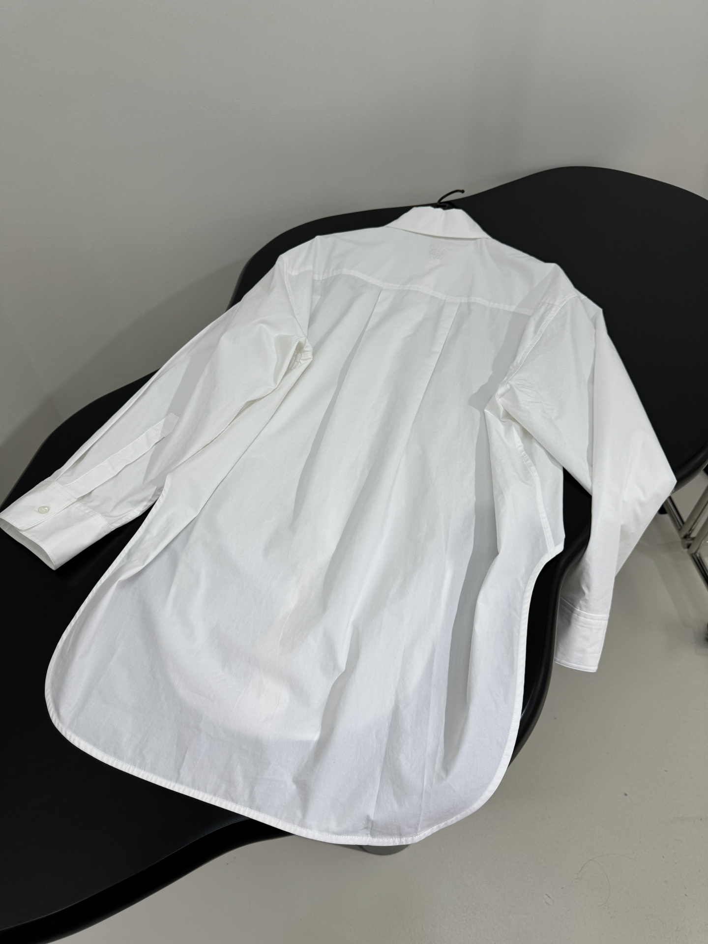 𝐿𝑜𝑒𝑤* 新品长款棉质衬衫
采用轻质柔软棉质府绸面料
背面饰有品牌标识徽标刺绣
曲线弧形下摆
正面纽扣