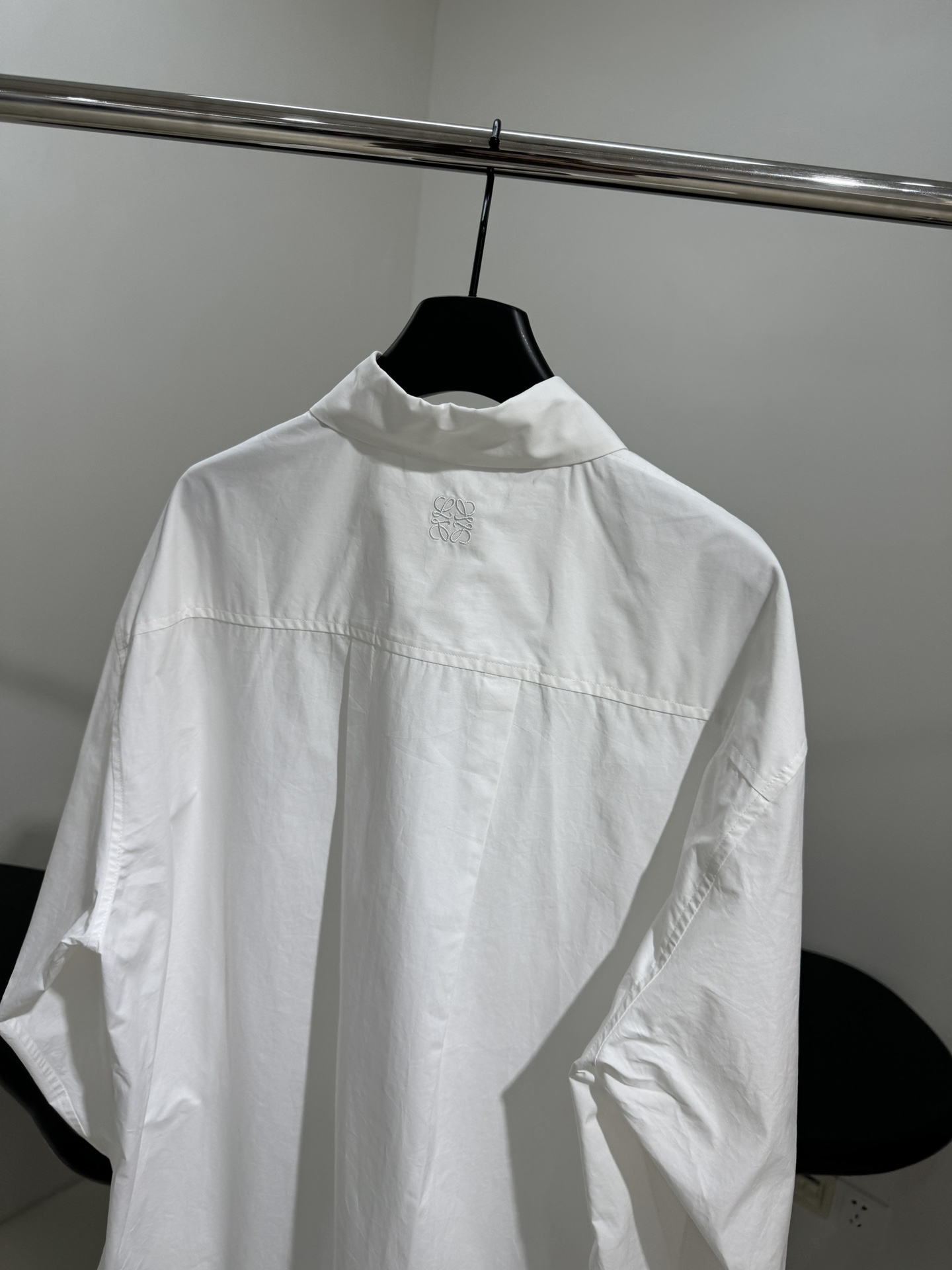 𝐿𝑜𝑒𝑤* 新品长款棉质衬衫
采用轻质柔软棉质府绸面料
背面饰有品牌标识徽标刺绣
曲线弧形下摆
正面纽扣