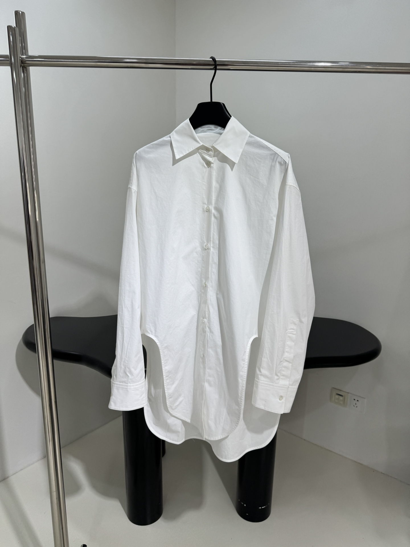 𝐿𝑜𝑒𝑤* 新品长款棉质衬衫
采用轻质柔软棉质府绸面料
背面饰有品牌标识徽标刺绣
曲线弧形下摆
正面纽扣