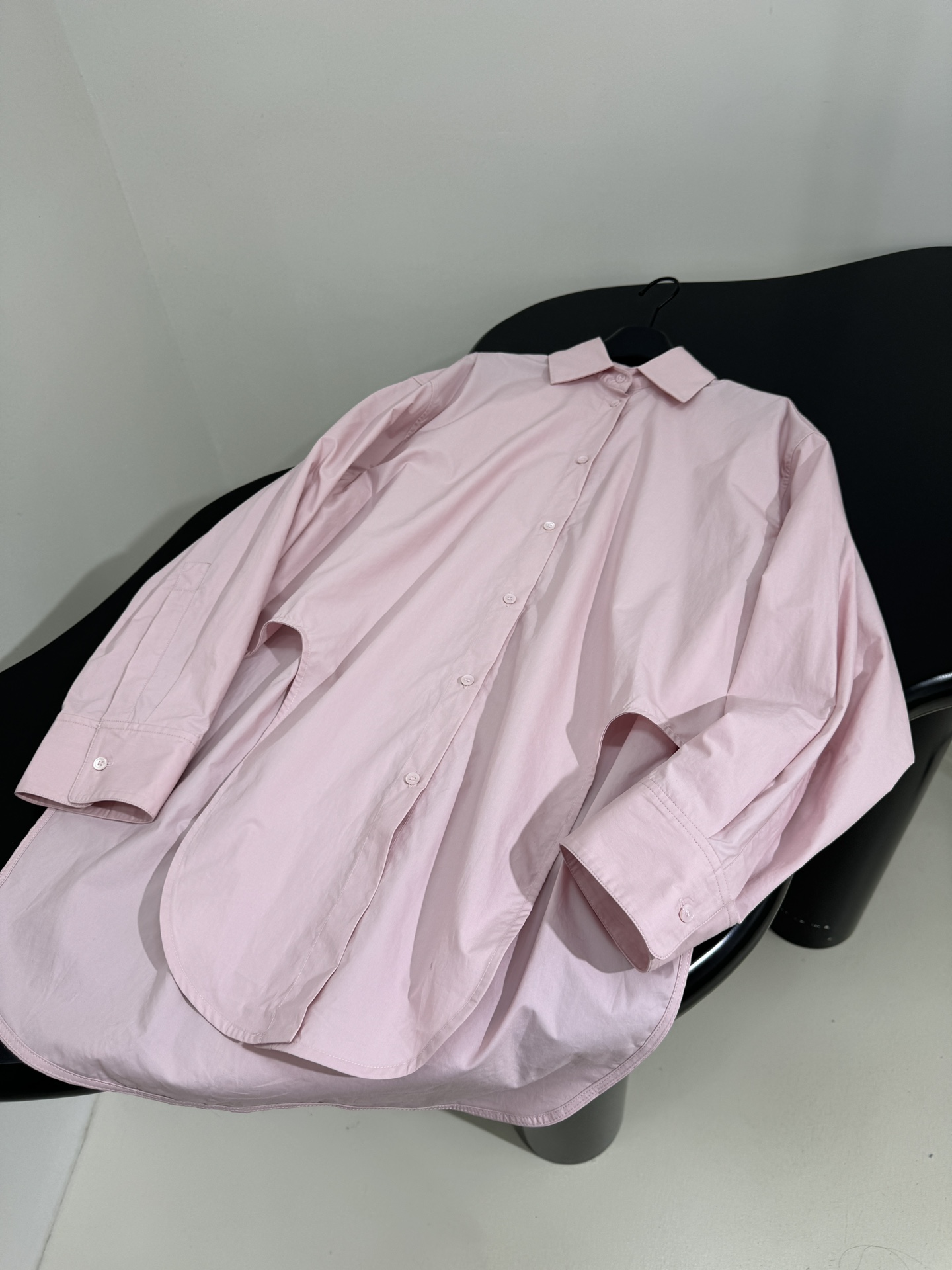 𝐿𝑜𝑒𝑤* 新品长款棉质衬衫
采用轻质柔软棉质府绸面料
背面饰有品牌标识徽标刺绣
曲线弧形下摆
正面纽扣