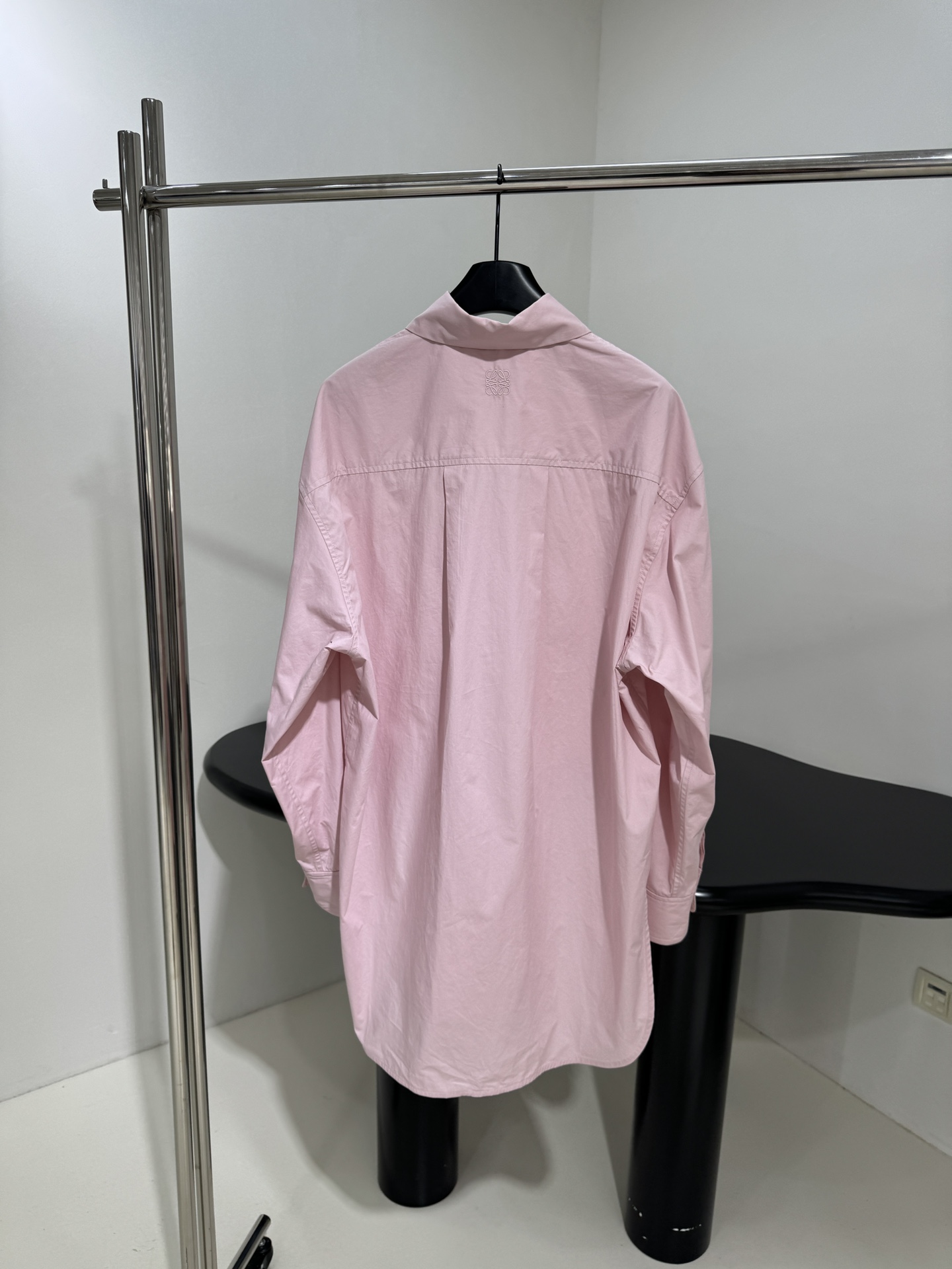 𝐿𝑜𝑒𝑤* 新品长款棉质衬衫
采用轻质柔软棉质府绸面料
背面饰有品牌标识徽标刺绣
曲线弧形下摆
正面纽扣