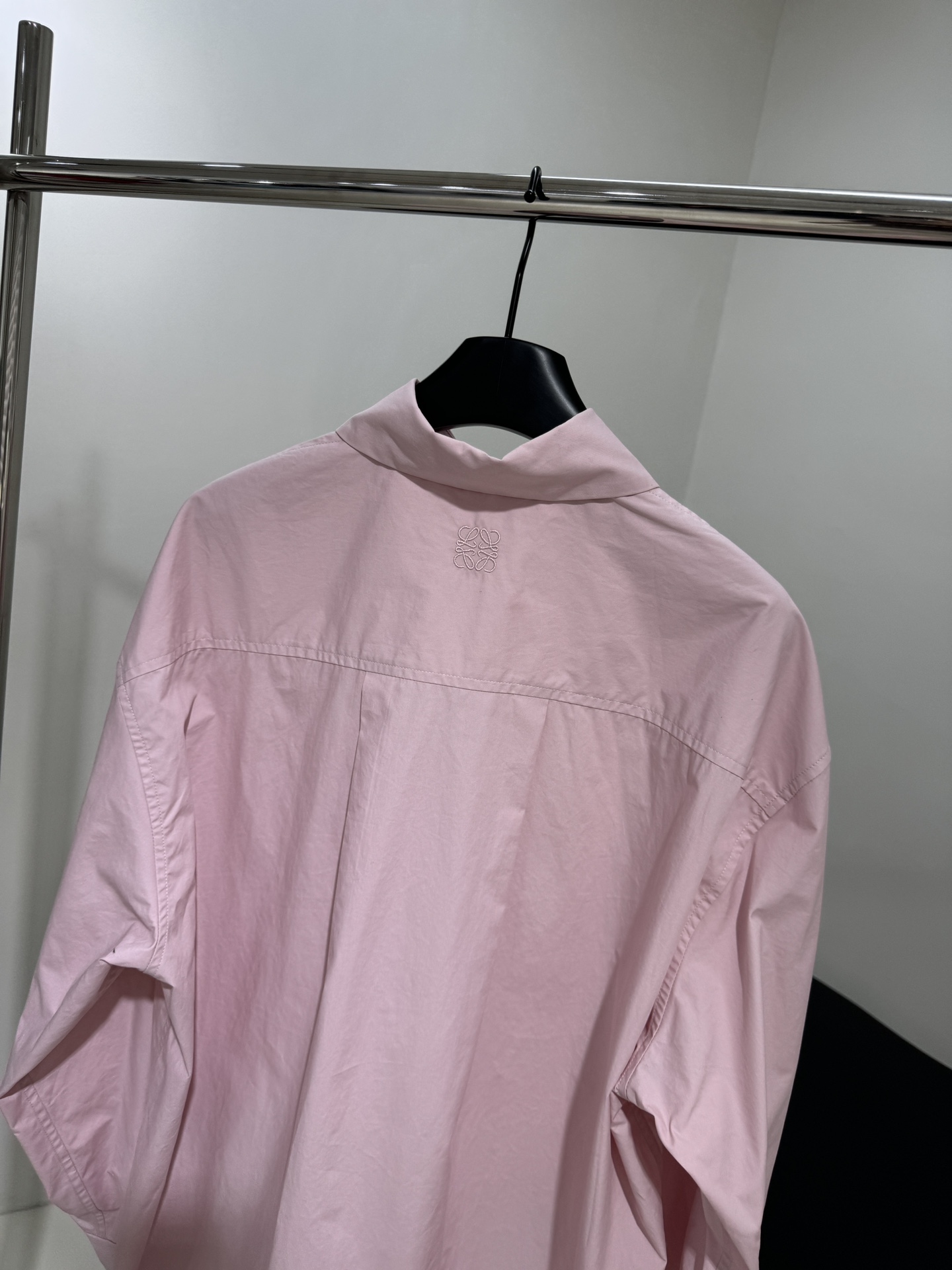 𝐿𝑜𝑒𝑤* 新品长款棉质衬衫
采用轻质柔软棉质府绸面料
背面饰有品牌标识徽标刺绣
曲线弧形下摆
正面纽扣