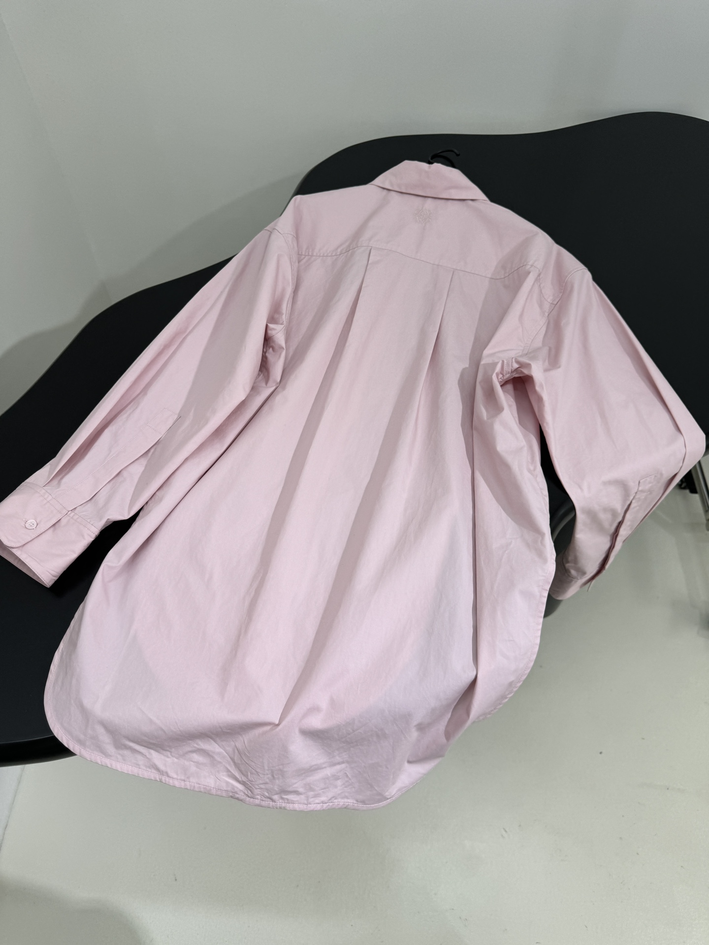 𝐿𝑜𝑒𝑤* 新品长款棉质衬衫
采用轻质柔软棉质府绸面料
背面饰有品牌标识徽标刺绣
曲线弧形下摆
正面纽扣
