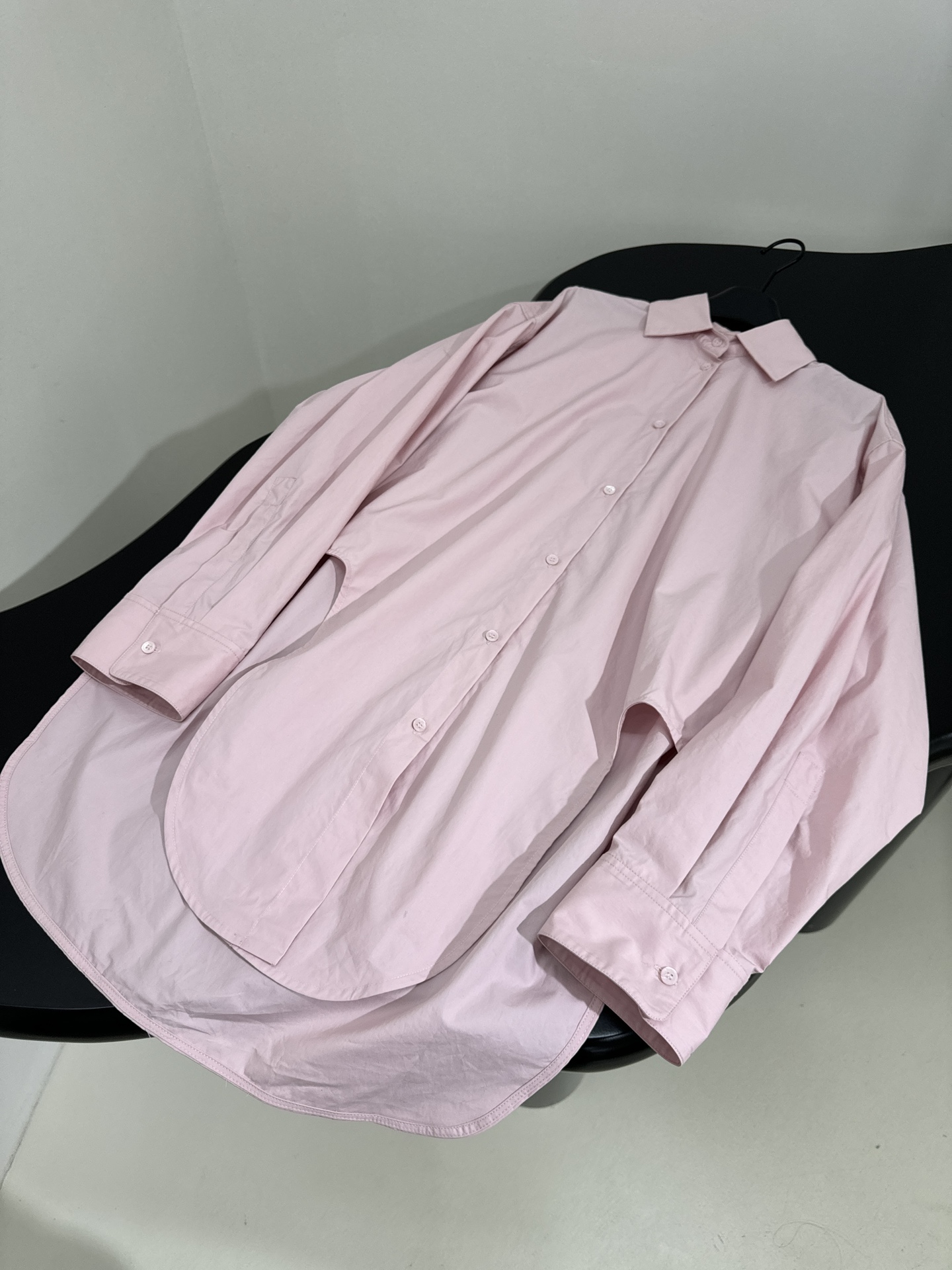 𝐿𝑜𝑒𝑤* 新品长款棉质衬衫
采用轻质柔软棉质府绸面料
背面饰有品牌标识徽标刺绣
曲线弧形下摆
正面纽扣