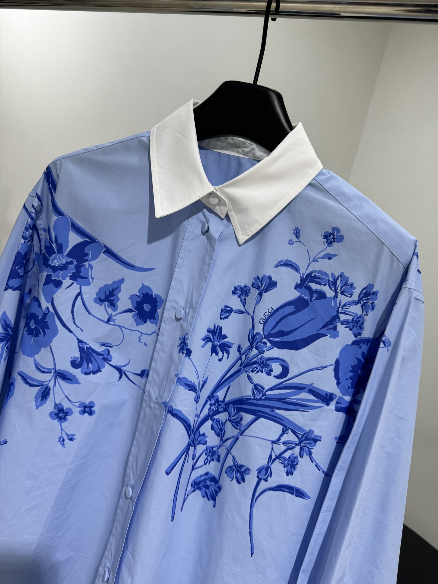 𝐺𝑢𝑐𝑐*25早春新品印花棉府绸衬衫
采用蓝色重磅棉府绸面料
饰以花卉图案印花
配有两根长飘带
可以随意