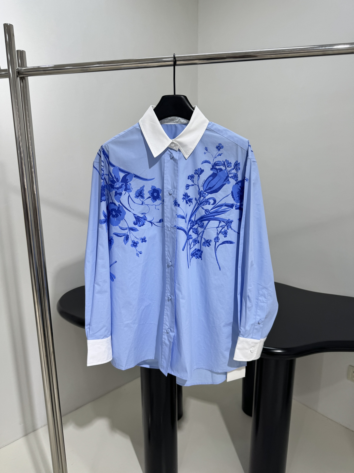 𝐺𝑢𝑐𝑐*25早春新品印花棉府绸衬衫
采用蓝色重磅棉府绸面料
饰以花卉图案印花
配有两根长飘带
可以随意