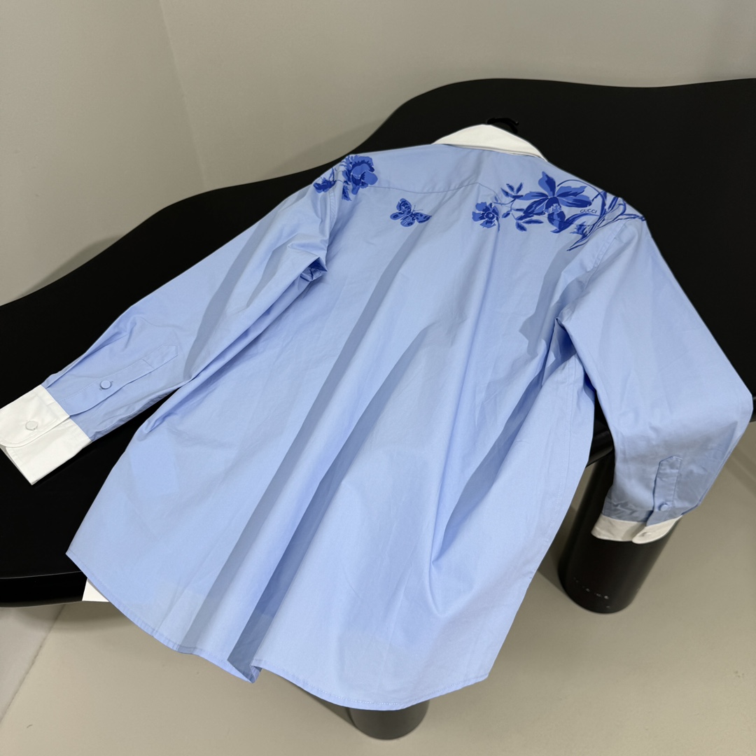 𝐺𝑢𝑐𝑐*25早春新品印花棉府绸衬衫
采用蓝色重磅棉府绸面料
饰以花卉图案印花
配有两根长飘带
可以随意