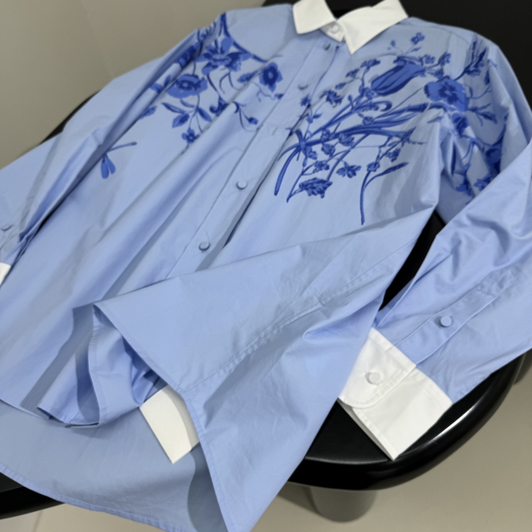 𝐺𝑢𝑐𝑐*25早春新品印花棉府绸衬衫
采用蓝色重磅棉府绸面料
饰以花卉图案印花
配有两根长飘带
可以随意