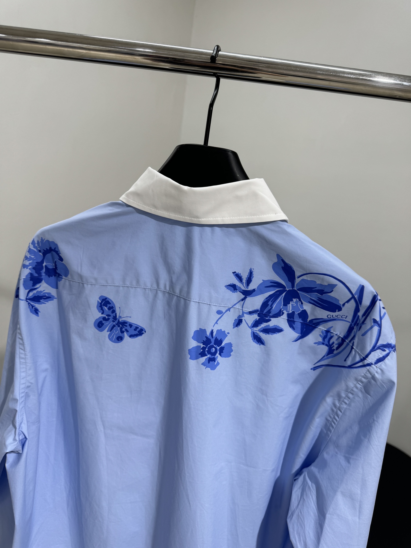 𝐺𝑢𝑐𝑐*25早春新品印花棉府绸衬衫
采用蓝色重磅棉府绸面料
饰以花卉图案印花
配有两根长飘带
可以随意