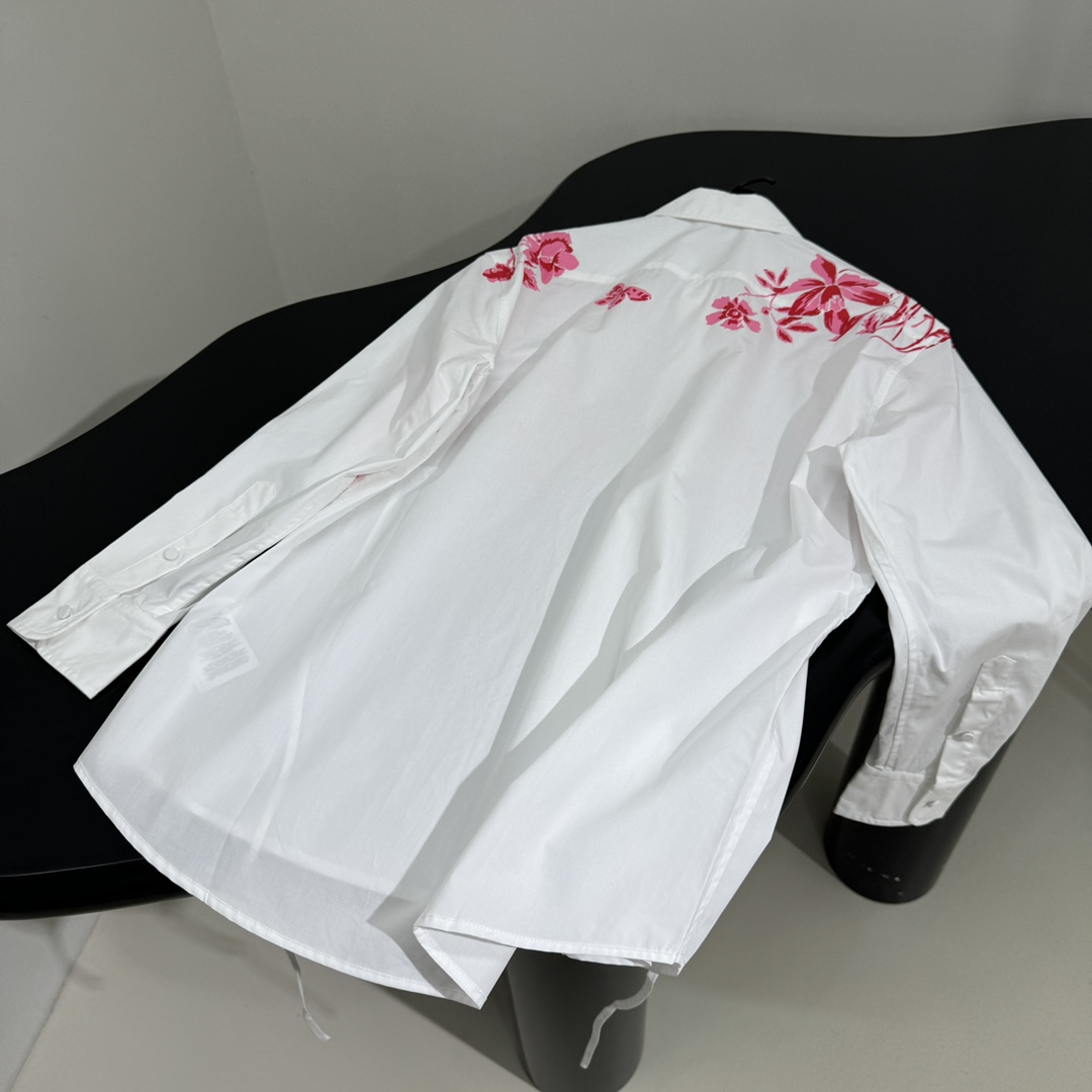 𝐺𝑢𝑐𝑐*25早春新品刺绣棉府绸衬衫
采用白色重磅棉府绸面料
饰以花卉网眼刺绣前襟
配有两根长飘带
可以