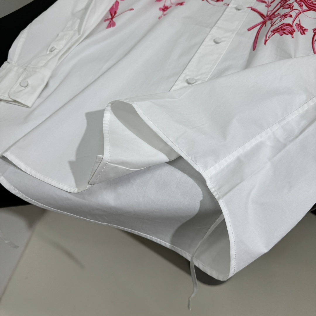 𝐺𝑢𝑐𝑐*25早春新品刺绣棉府绸衬衫
采用白色重磅棉府绸面料
饰以花卉网眼刺绣前襟
配有两根长飘带
可以