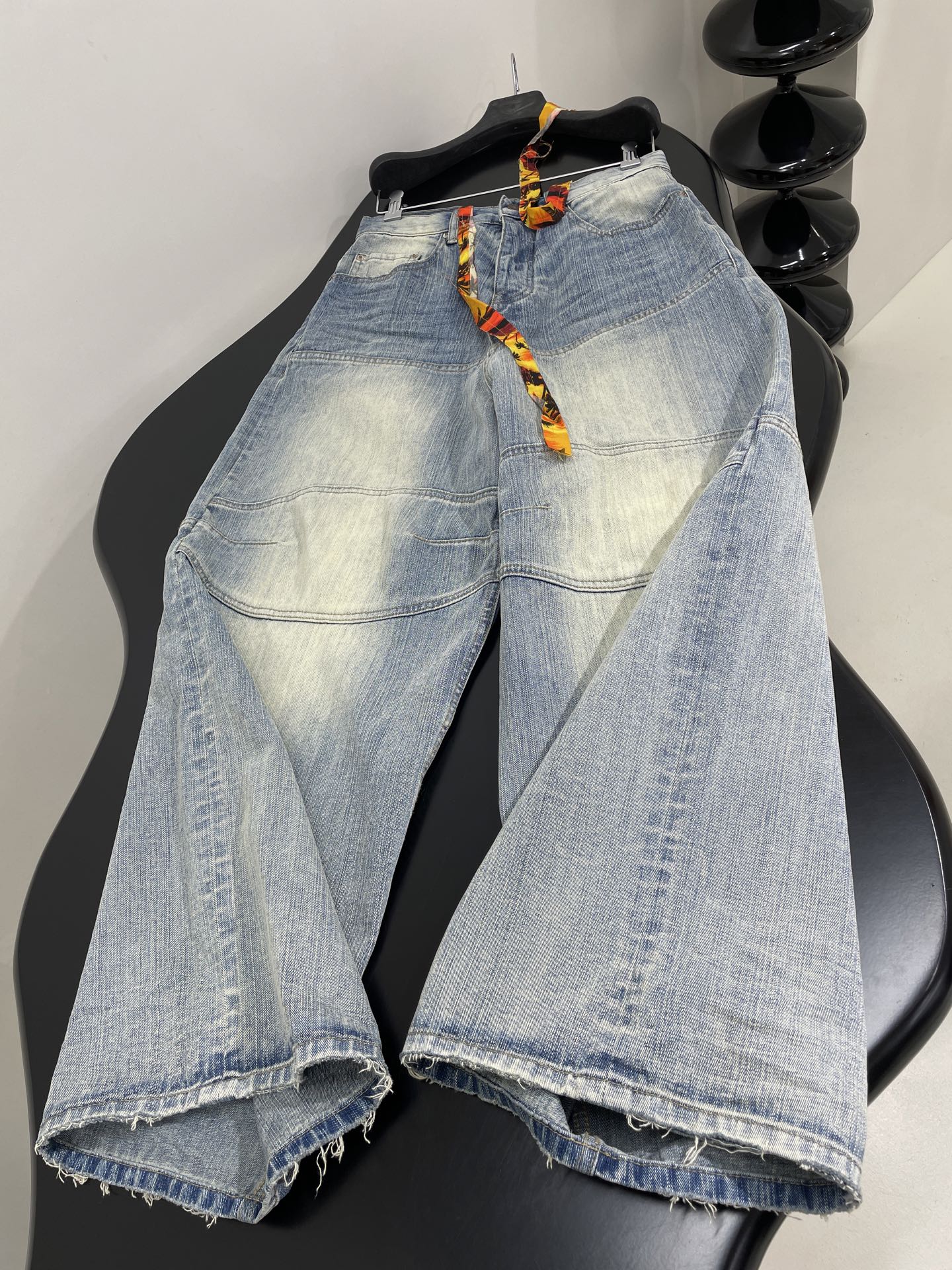 𝐵𝑎𝑙𝑒𝑛𝑐𝑖𝑎𝑔*25早春新品风景织带大廓形解构直筒长裤
织边牛仔布大廓形版型解构剪裁
中腰彩色抽绳腰