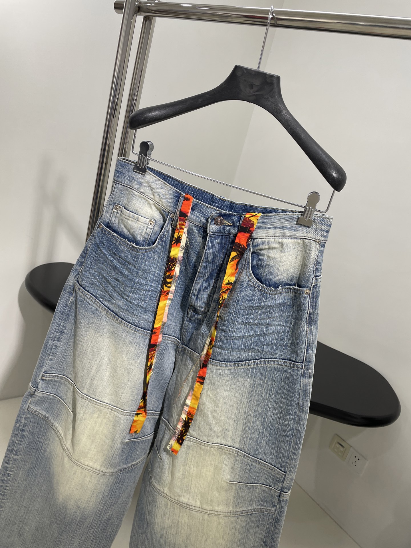 𝐵𝑎𝑙𝑒𝑛𝑐𝑖𝑎𝑔*25早春新品风景织带大廓形解构直筒长裤
织边牛仔布大廓形版型解构剪裁
中腰彩色抽绳腰