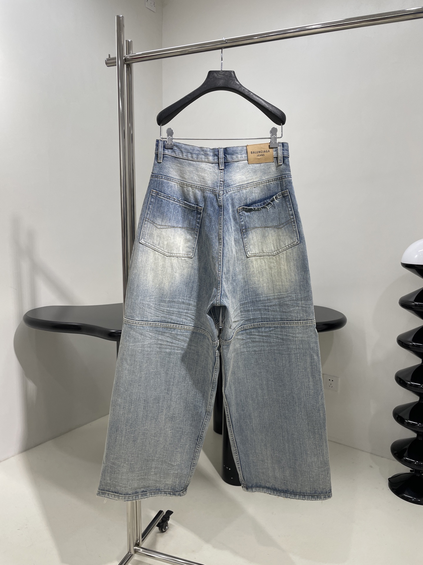 𝐵𝑎𝑙𝑒𝑛𝑐𝑖𝑎𝑔*25早春新品风景织带大廓形解构直筒长裤
织边牛仔布大廓形版型解构剪裁
中腰彩色抽绳腰