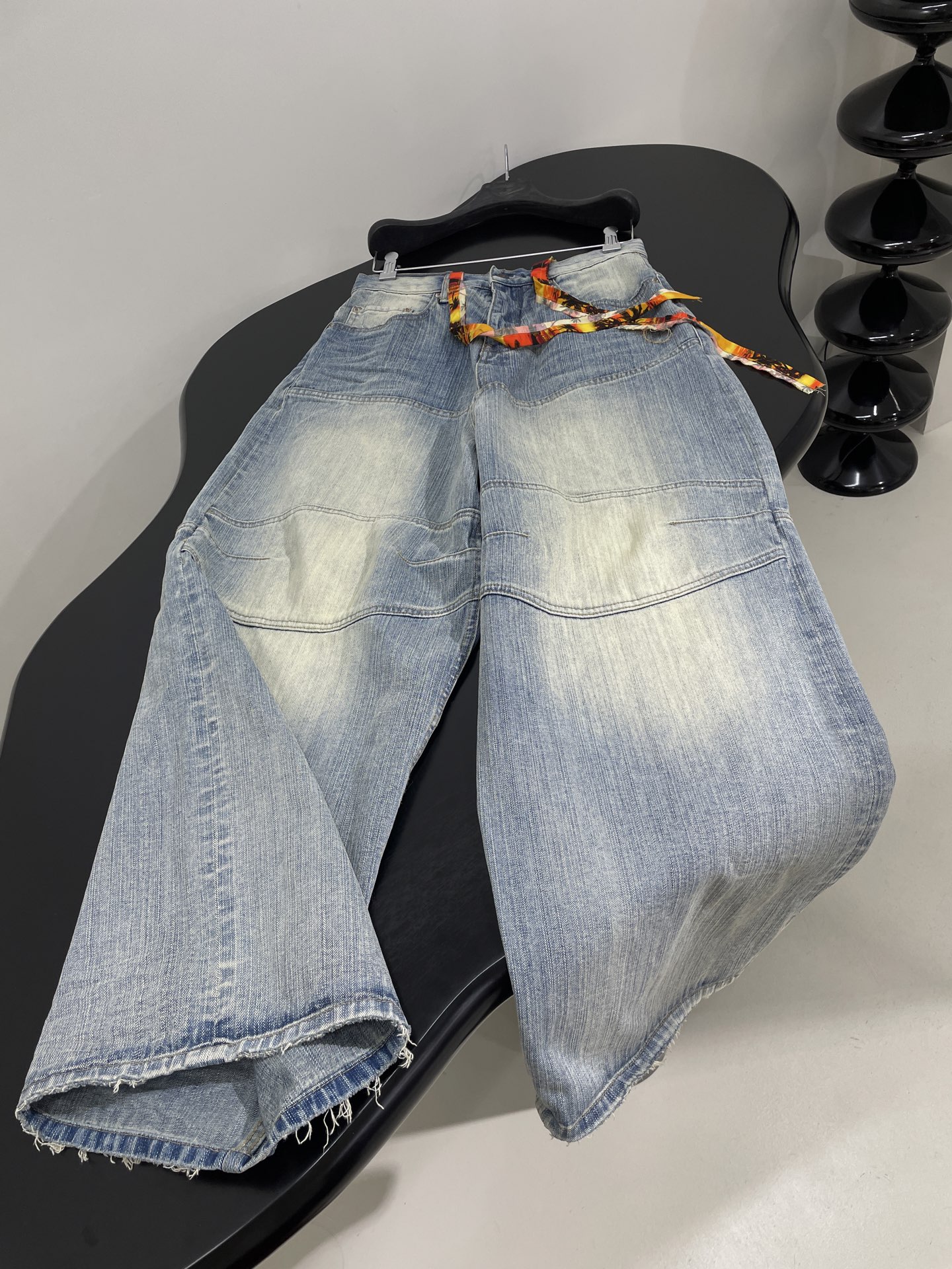 𝐵𝑎𝑙𝑒𝑛𝑐𝑖𝑎𝑔*25早春新品风景织带大廓形解构直筒长裤
织边牛仔布大廓形版型解构剪裁
中腰彩色抽绳腰