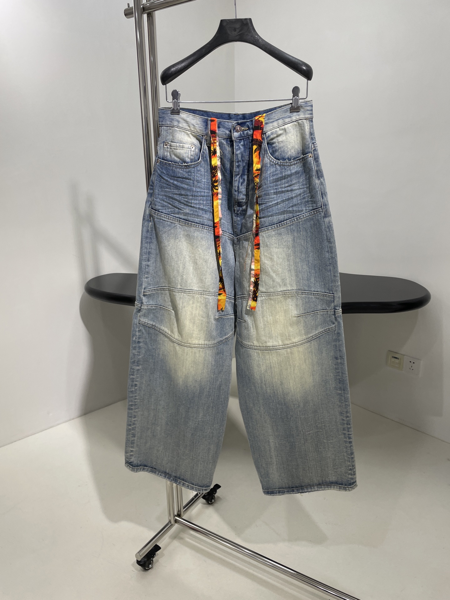 𝐵𝑎𝑙𝑒𝑛𝑐𝑖𝑎𝑔*25早春新品风景织带大廓形解构直筒长裤
织边牛仔布大廓形版型解构剪裁
中腰彩色抽绳腰