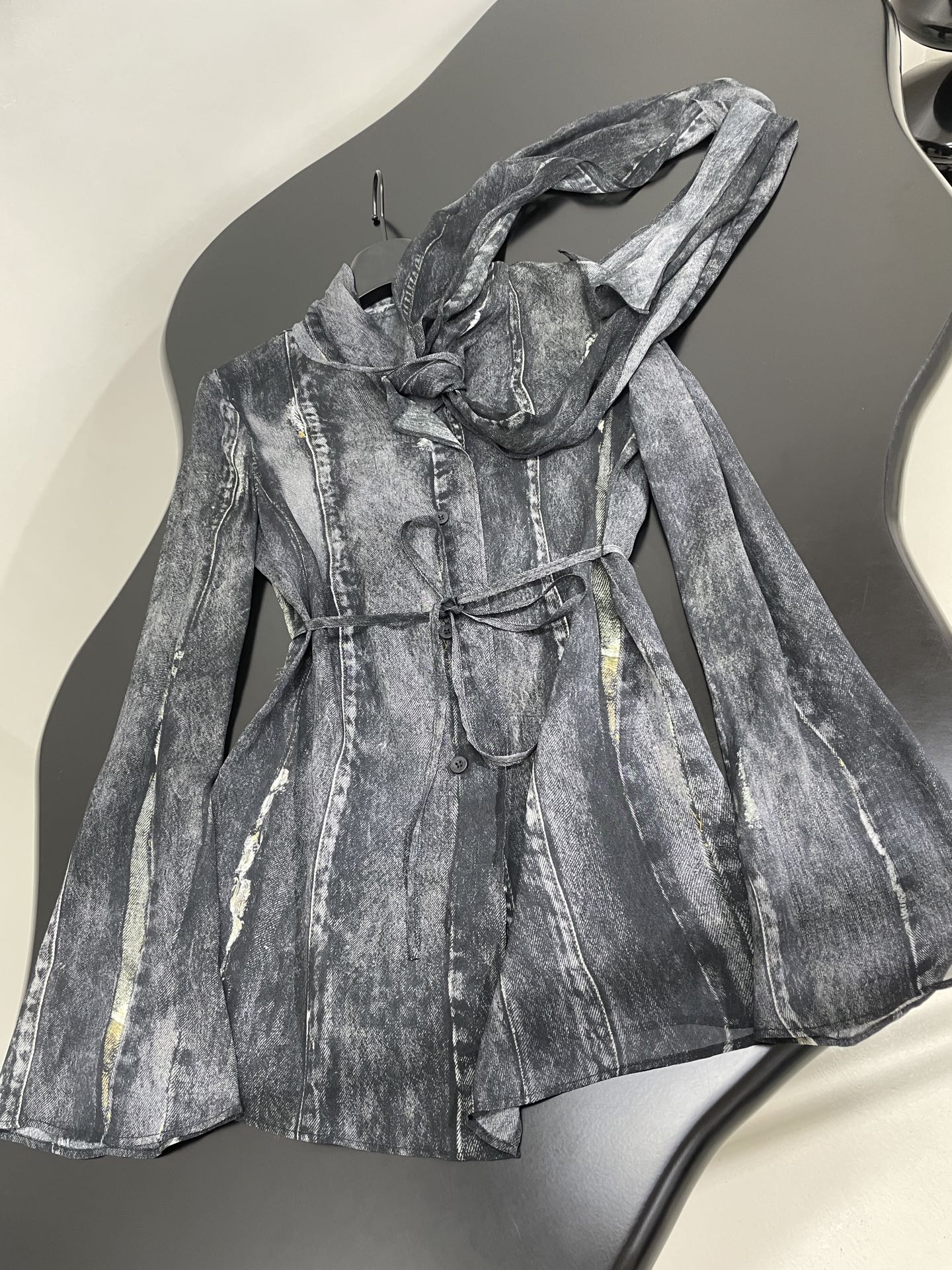 𝐴𝑛𝑐𝑒*𝑠𝑡𝑢𝑑𝑖𝑜25新品数码定位印花衬衫
定位印花牛仔洗水视觉
修身版型
配有飘带
甜酷风
独家定