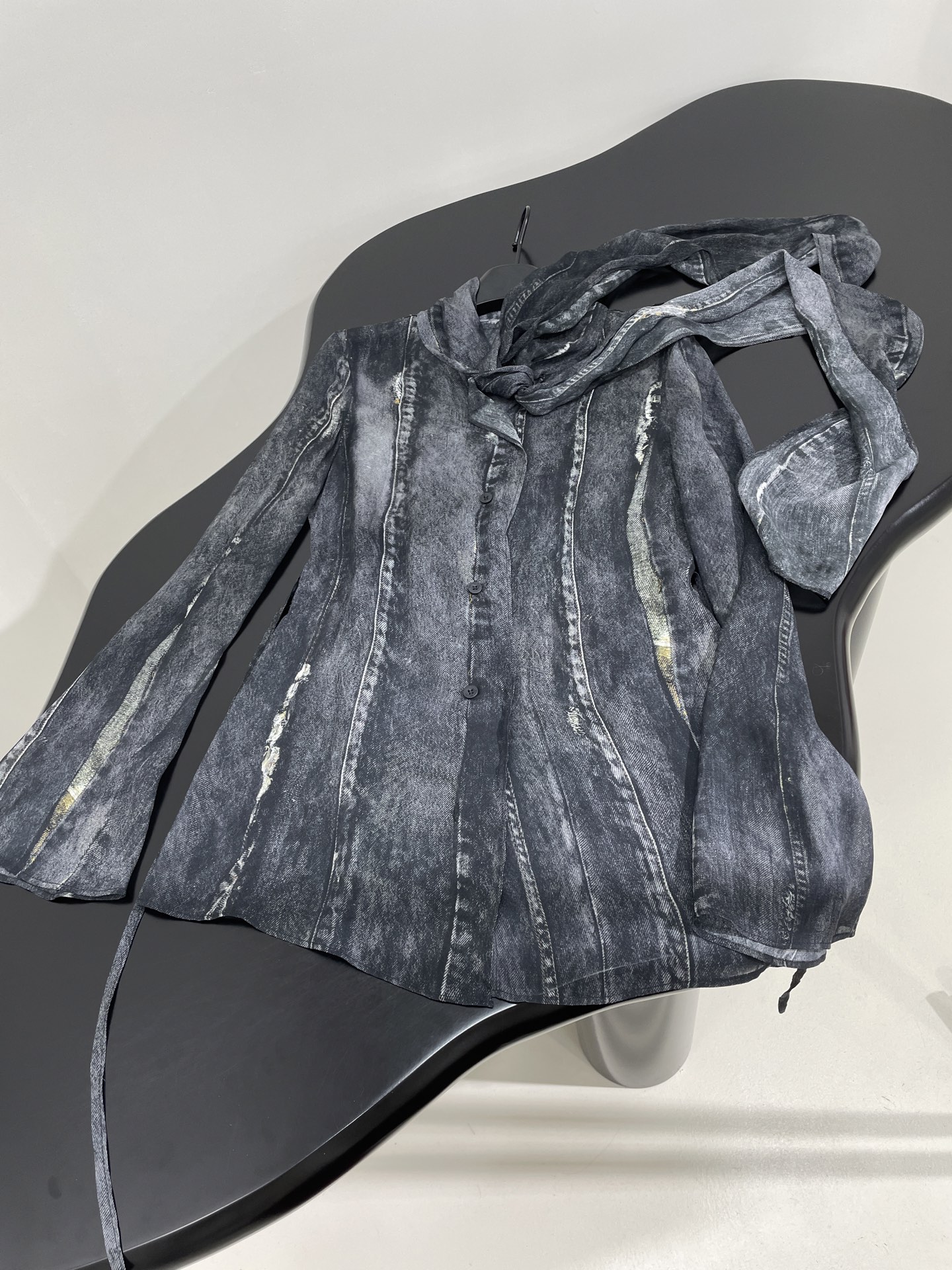 𝐴𝑛𝑐𝑒*𝑠𝑡𝑢𝑑𝑖𝑜25新品数码定位印花衬衫
定位印花牛仔洗水视觉
修身版型
配有飘带
甜酷风
独家定