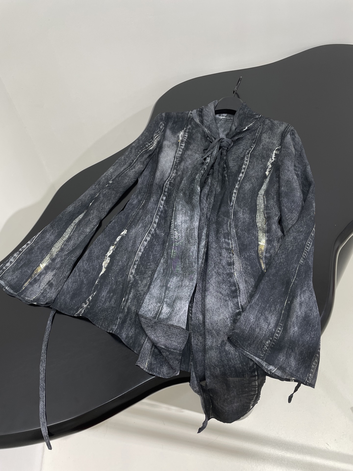 𝐴𝑛𝑐𝑒*𝑠𝑡𝑢𝑑𝑖𝑜25新品数码定位印花衬衫
定位印花牛仔洗水视觉
修身版型
配有飘带
甜酷风
独家定