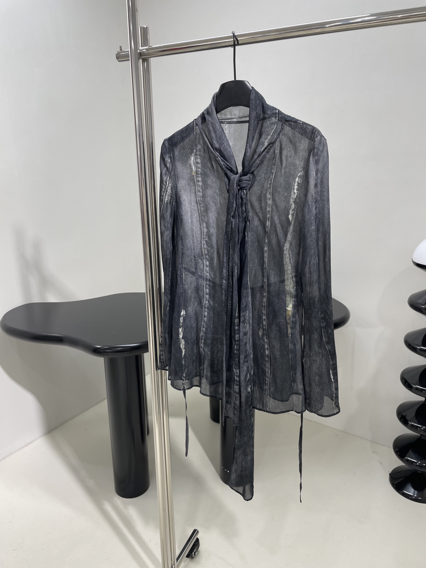 𝐴𝑛𝑐𝑒*𝑠𝑡𝑢𝑑𝑖𝑜25新品数码定位印花衬衫
定位印花牛仔洗水视觉
修身版型
配有飘带
甜酷风
独家定