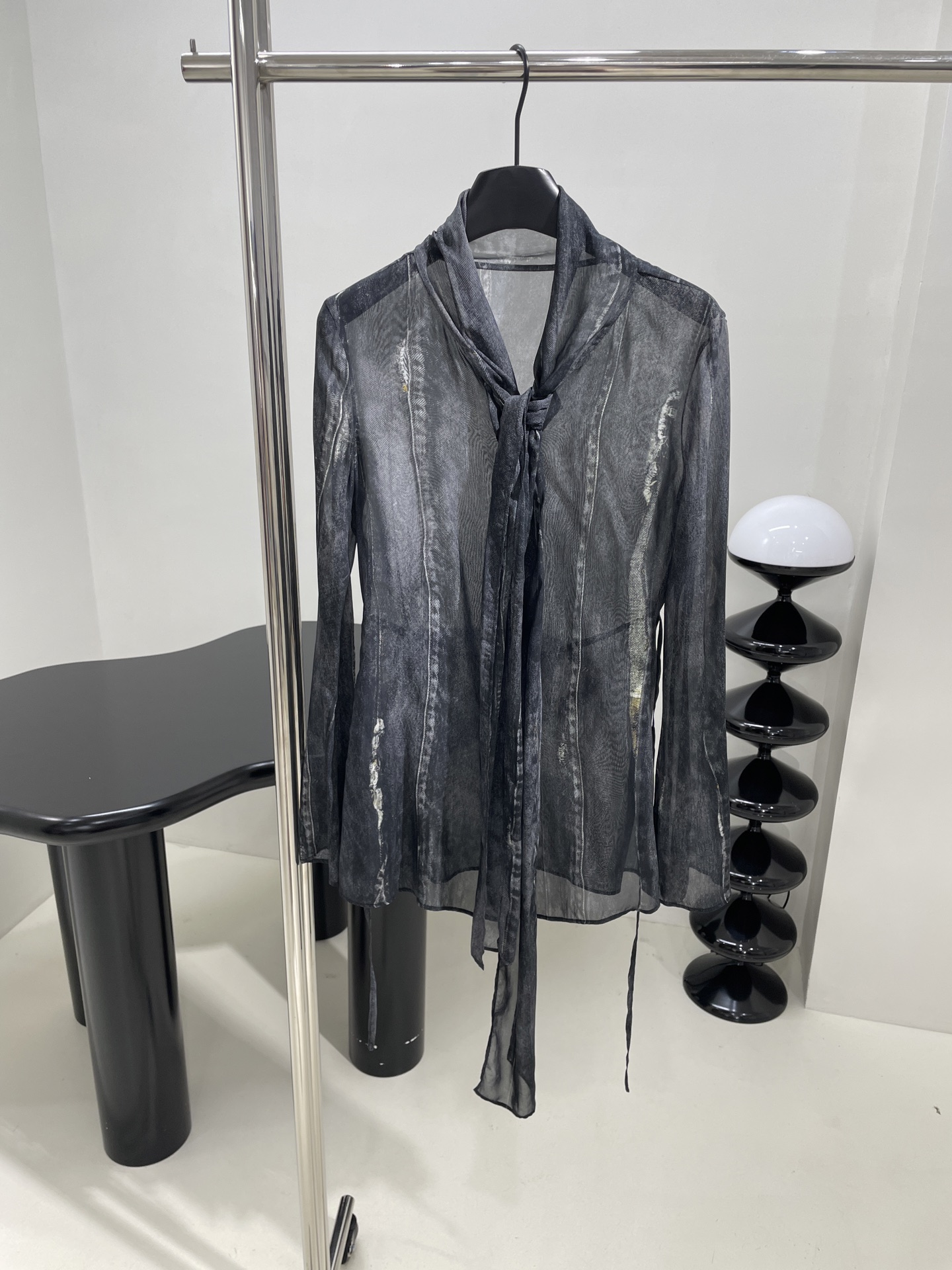 𝐴𝑛𝑐𝑒*𝑠𝑡𝑢𝑑𝑖𝑜25新品数码定位印花衬衫
定位印花牛仔洗水视觉
修身版型
配有飘带
甜酷风
独家定
