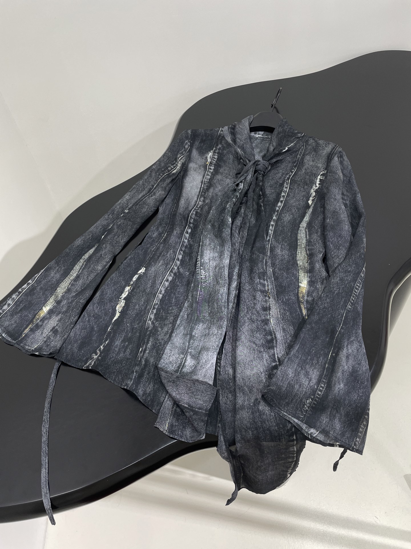 𝐴𝑛𝑐𝑒*𝑠𝑡𝑢𝑑𝑖𝑜25新品数码定位印花衬衫
定位印花牛仔洗水视觉
修身版型
配有飘带
甜酷风
独家定