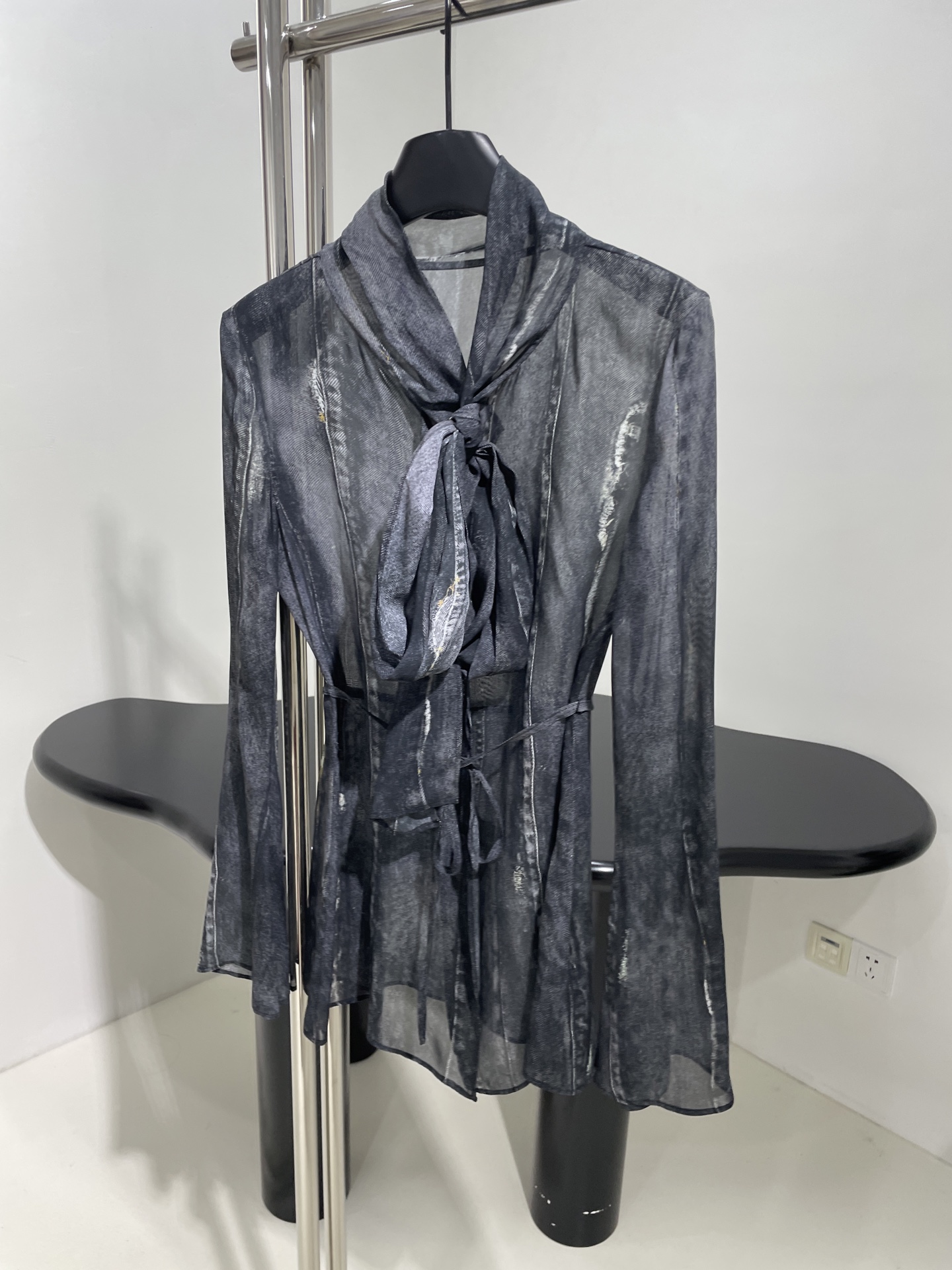 𝐴𝑛𝑐𝑒*𝑠𝑡𝑢𝑑𝑖𝑜25新品数码定位印花衬衫
定位印花牛仔洗水视觉
修身版型
配有飘带
甜酷风
独家定