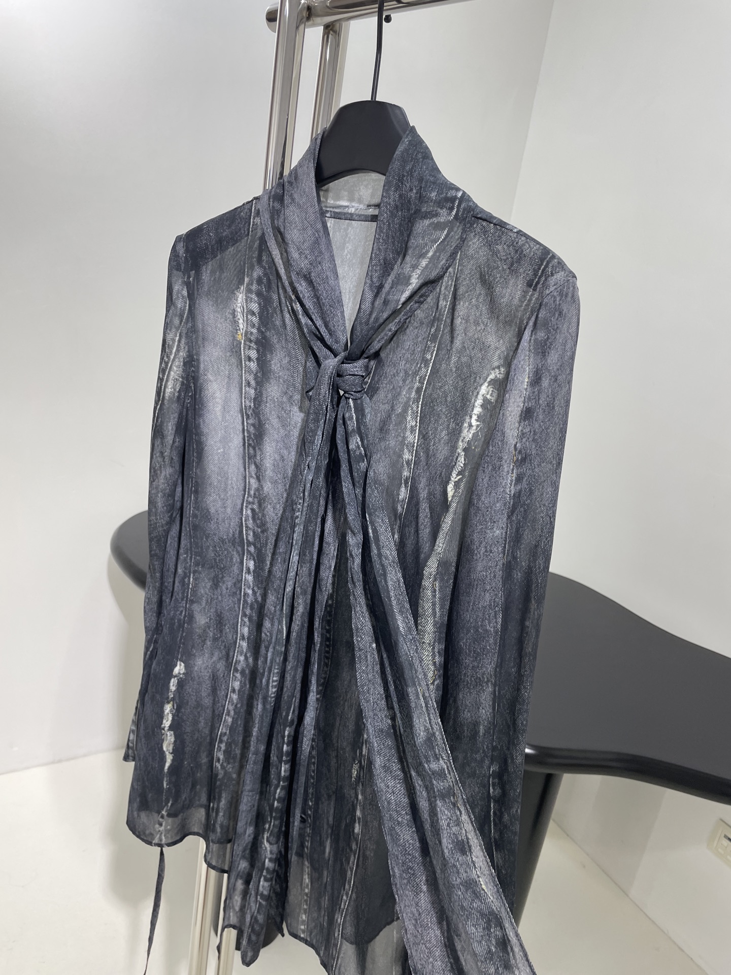 𝐴𝑛𝑐𝑒*𝑠𝑡𝑢𝑑𝑖𝑜25新品数码定位印花衬衫
定位印花牛仔洗水视觉
修身版型
配有飘带
甜酷风
独家定