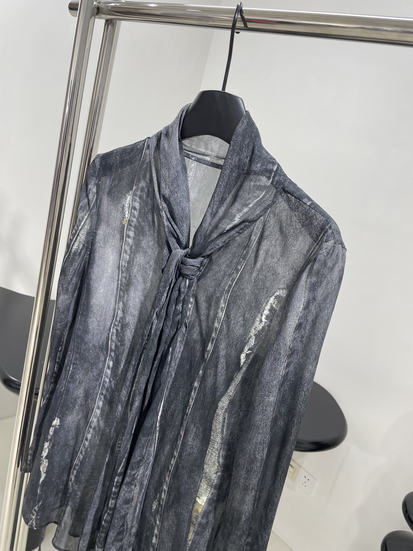 𝐴𝑛𝑐𝑒*𝑠𝑡𝑢𝑑𝑖𝑜25新品数码定位印花衬衫
定位印花牛仔洗水视觉
修身版型
配有飘带
甜酷风
独家定